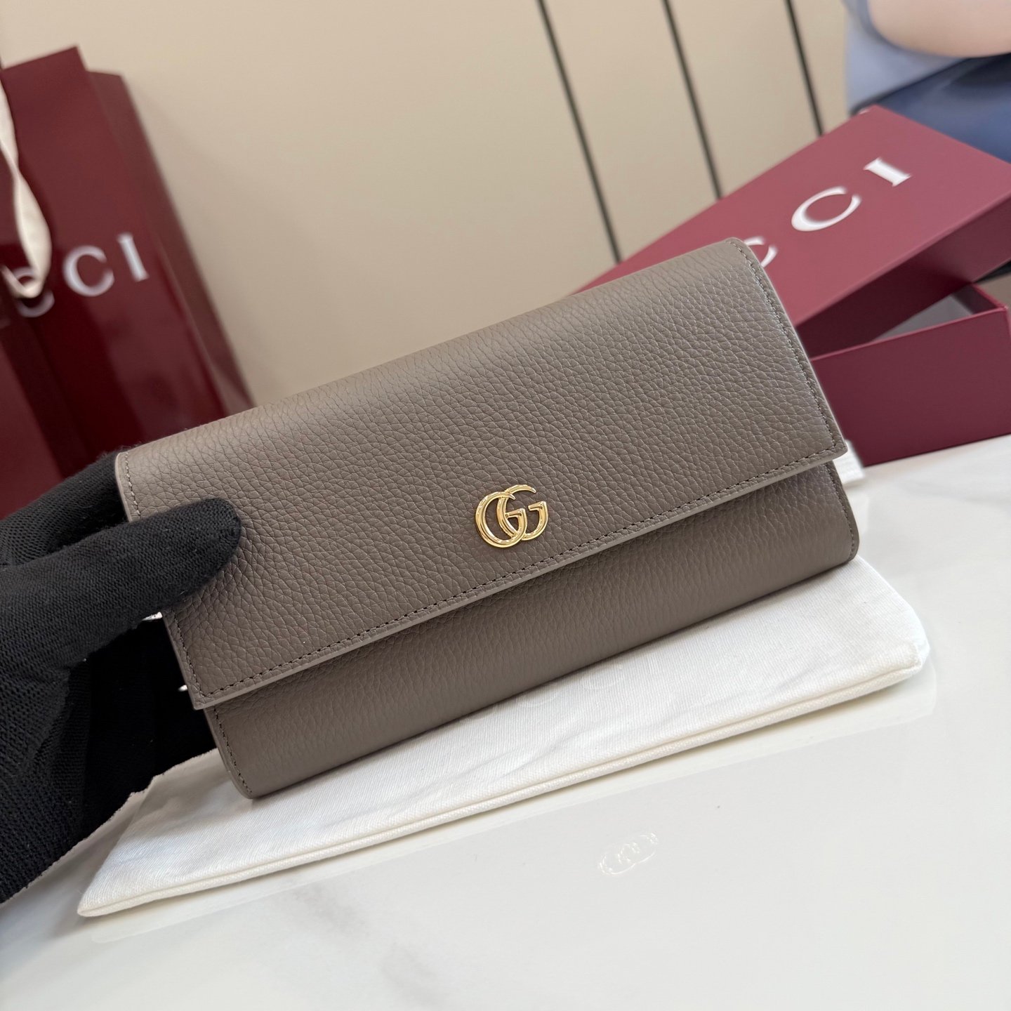 配全套原厂专柜包装 Generation Gucci 深入探索品牌的典藏元素，将不同世代的设计融合成一种美学叙事。GG Marmont小皮件系列呈现现代轮廓，将不同颜色和材质融入一种风格。这款长钱包采用皮革和GG Supreme材质精心打造