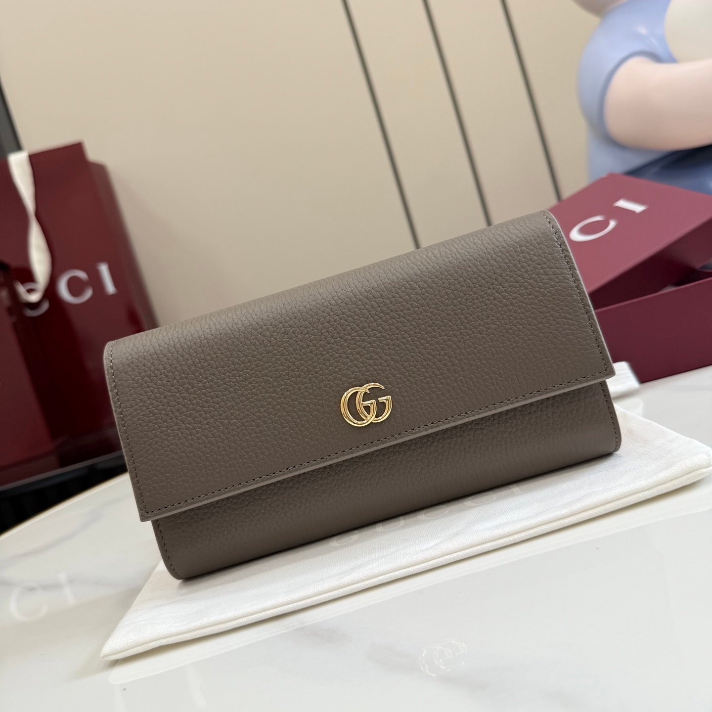 配全套原厂专柜包装 Generation Gucci 深入探索品牌的典藏元素，将不同世代的设计融合成一种美学叙事。GG Marmont小皮件系列呈现现代轮廓，将不同颜色和材质融入一种风格。这款长钱包采用皮革和GG Supreme材质精心打造