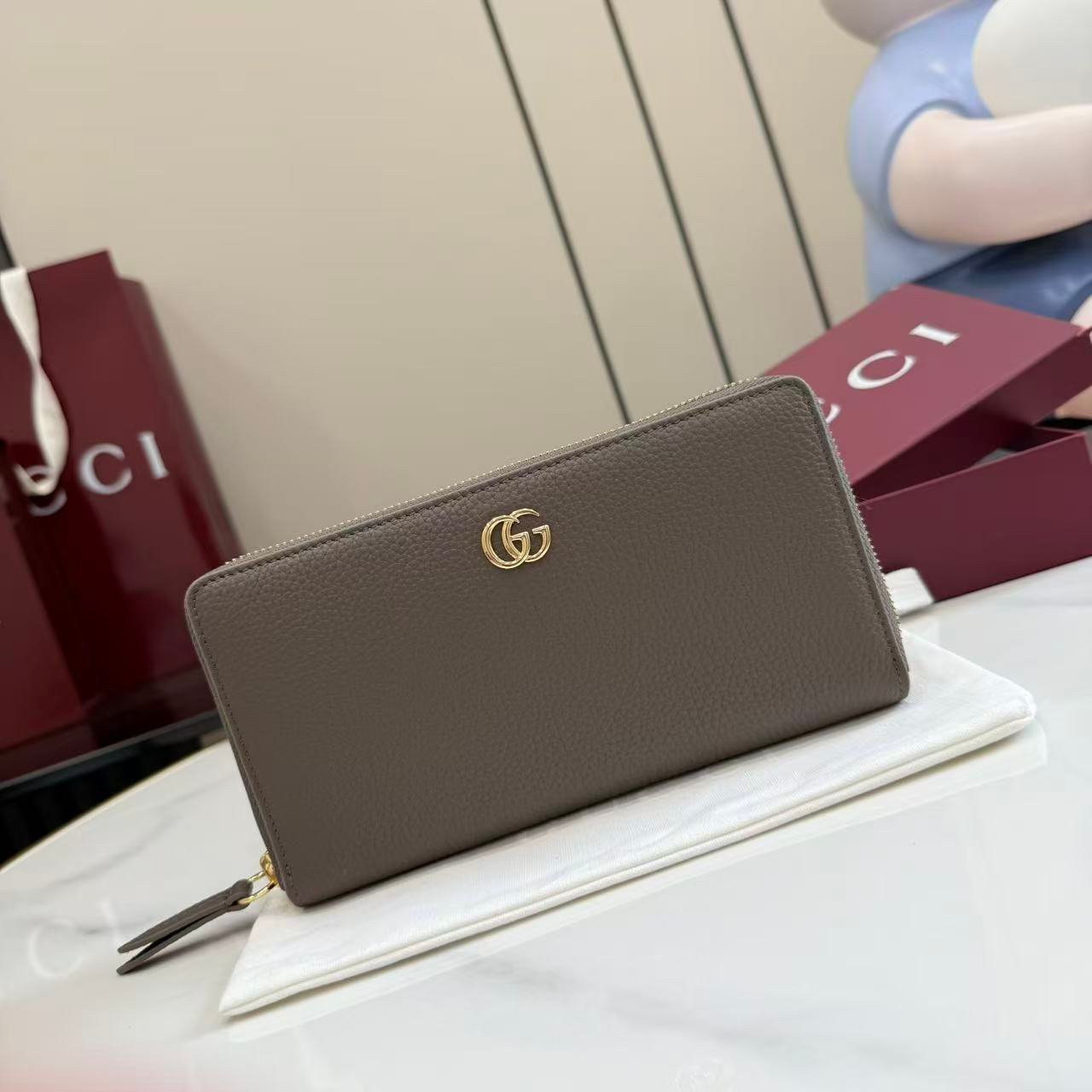 配全套原厂专柜包装 Generation Gucci 深入探索品牌的典藏元素,将不同世代的设计融合成一种美学叙事。GG Marmont小皮件系列呈现现代轮廓,将不同颜色和材质融入一种风格。这款长钱包采用皮革和GG Supreme材质精心打造