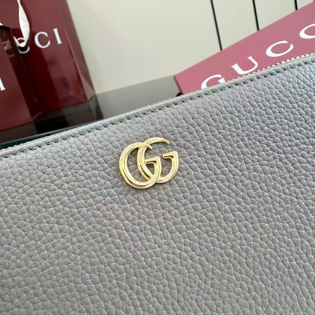 配全套原厂专柜包装 Generation Gucci 深入探索品牌的典藏元素,将不同世代的设计融合成一种美学叙事。GG Marmont小皮件系列呈现现代轮廓,将不同颜色和材质融入一种风格。这款长钱包采用皮革和GG Supreme材质精心打造