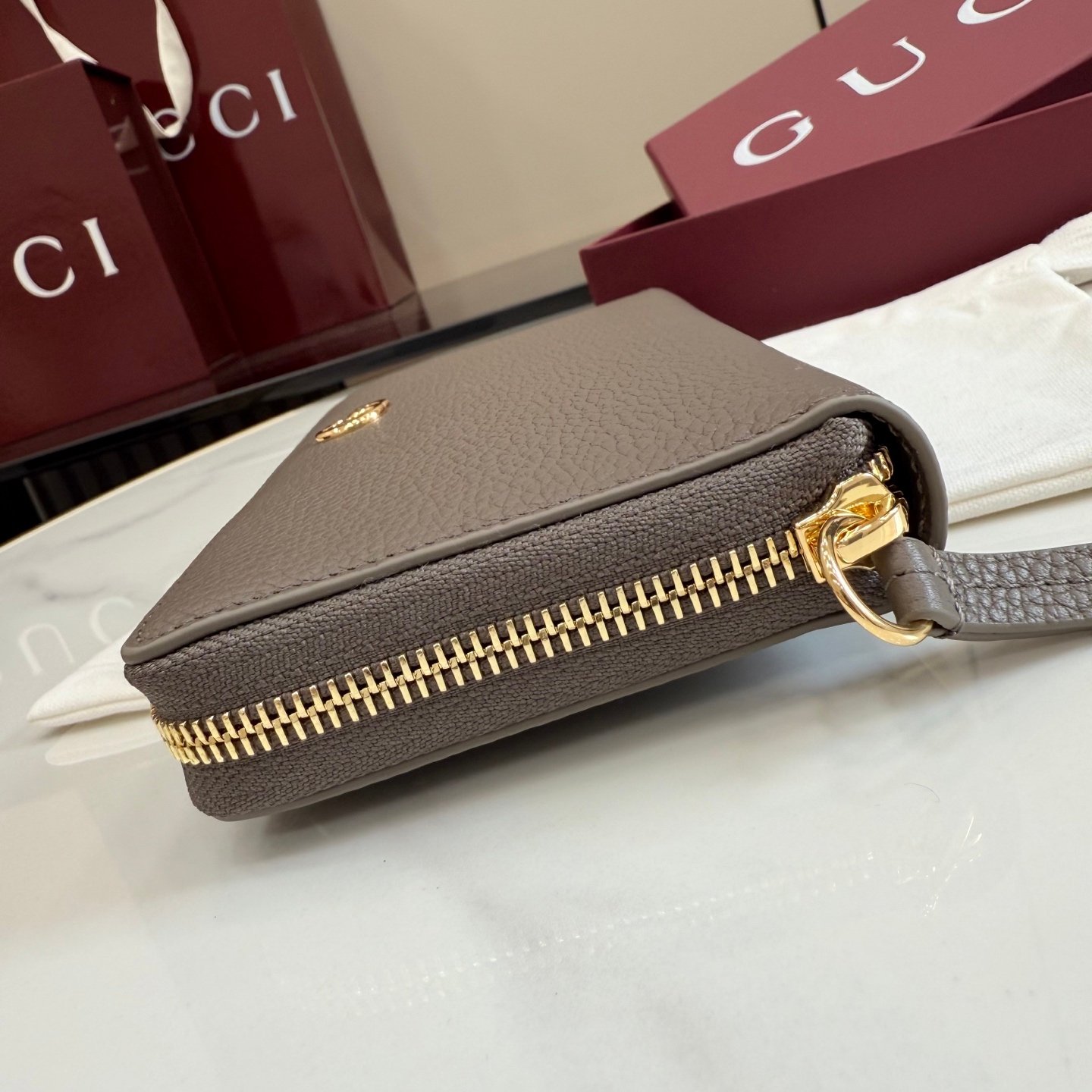 配全套原厂专柜包装 Generation Gucci 深入探索品牌的典藏元素,将不同世代的设计融合成一种美学叙事。GG Marmont小皮件系列呈现现代轮廓,将不同颜色和材质融入一种风格。这款长钱包采用皮革和GG Supreme材质精心打造
