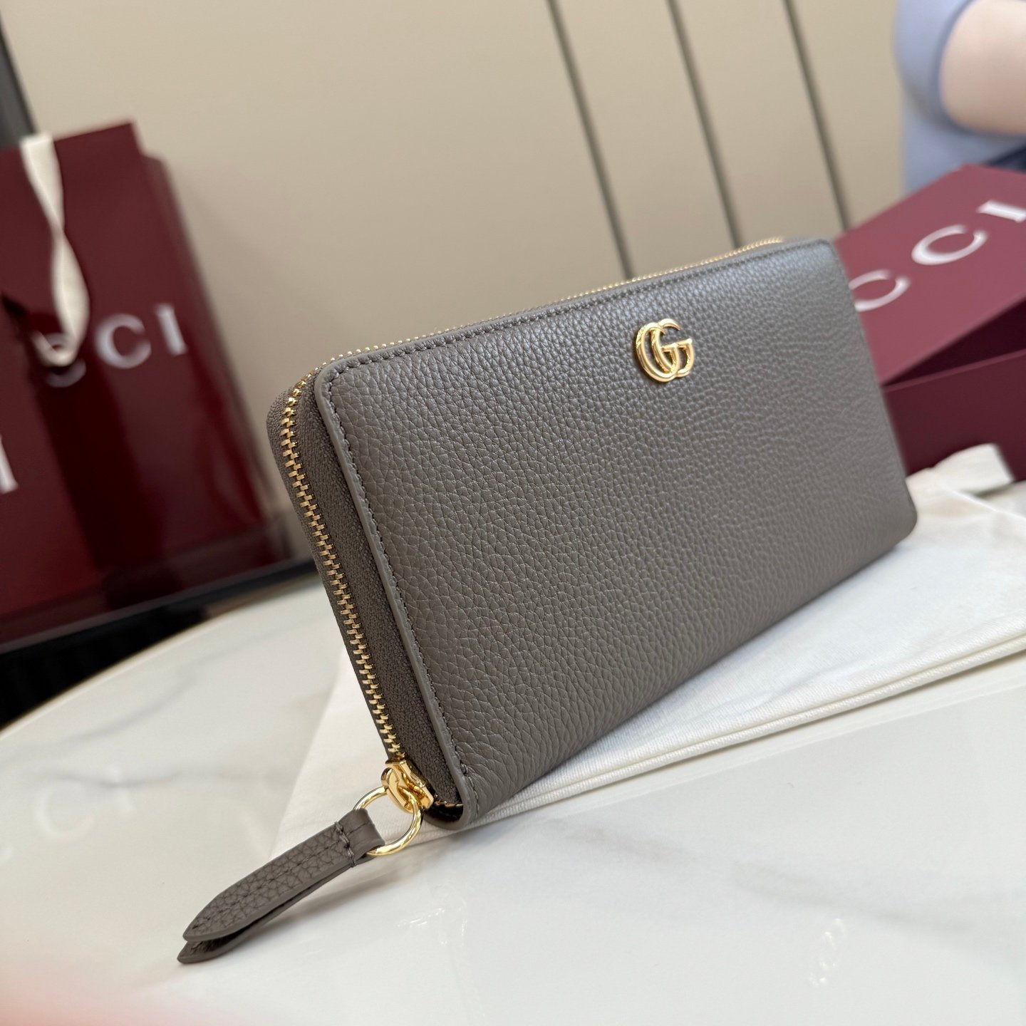 配全套原厂专柜包装 Generation Gucci 深入探索品牌的典藏元素,将不同世代的设计融合成一种美学叙事。GG Marmont小皮件系列呈现现代轮廓,将不同颜色和材质融入一种风格。这款长钱包采用皮革和GG Supreme材质精心打造