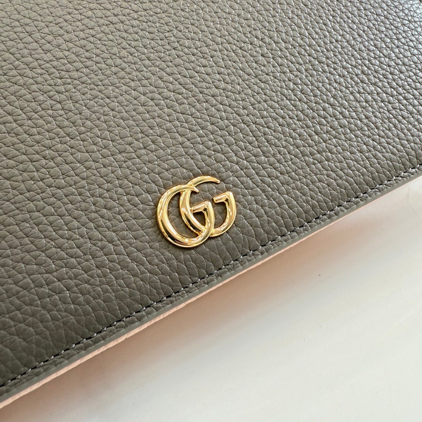 配全套原厂专柜包装 Gucci新世代 系列深入探索品牌的典藏元素，将不同世代的设计融合为一体，谱写出一段美学篇章。GG Marmont系列包含双色款式，如这款链带钱包，配以标志性双G配件。