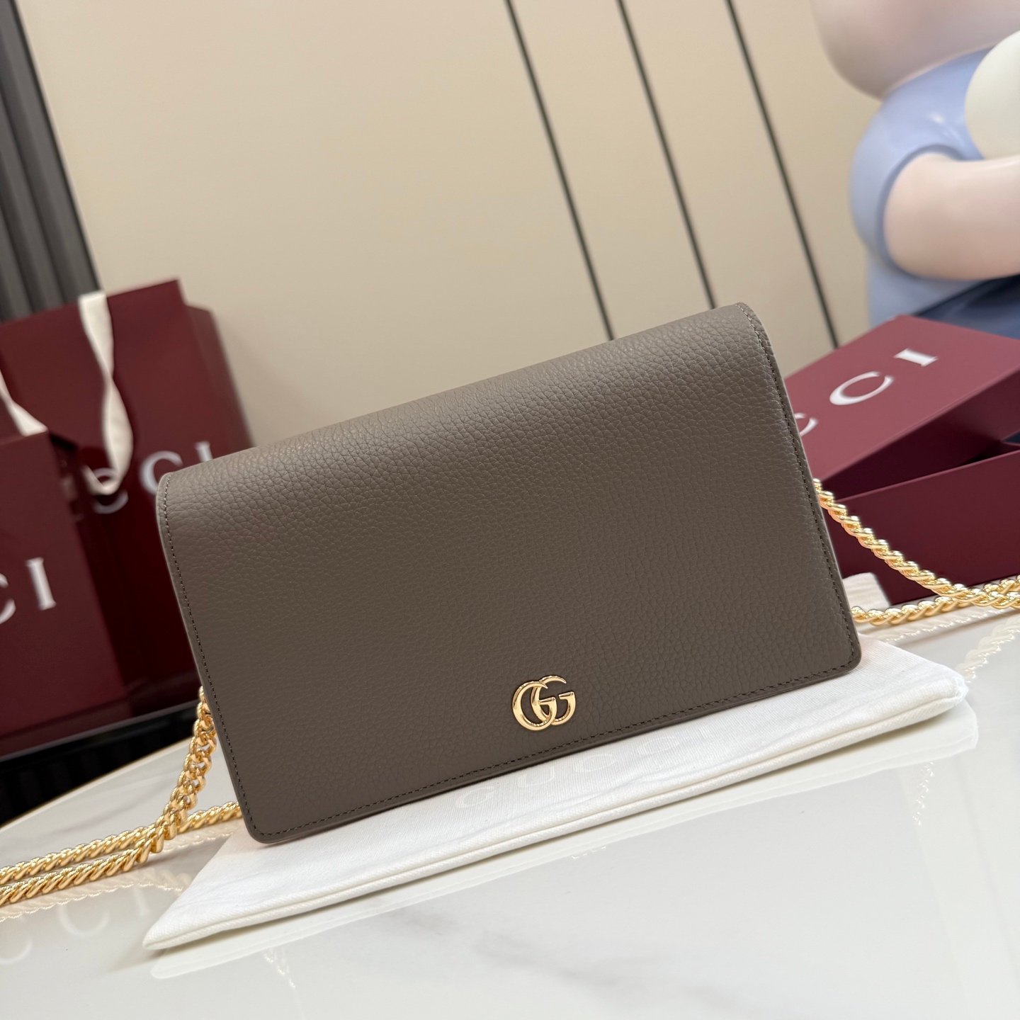 配全套原厂专柜包装 Gucci新世代 系列深入探索品牌的典藏元素，将不同世代的设计融合为一体，谱写出一段美学篇章。GG Marmont系列包含双色款式，如这款链带钱包，配以标志性双G配件。