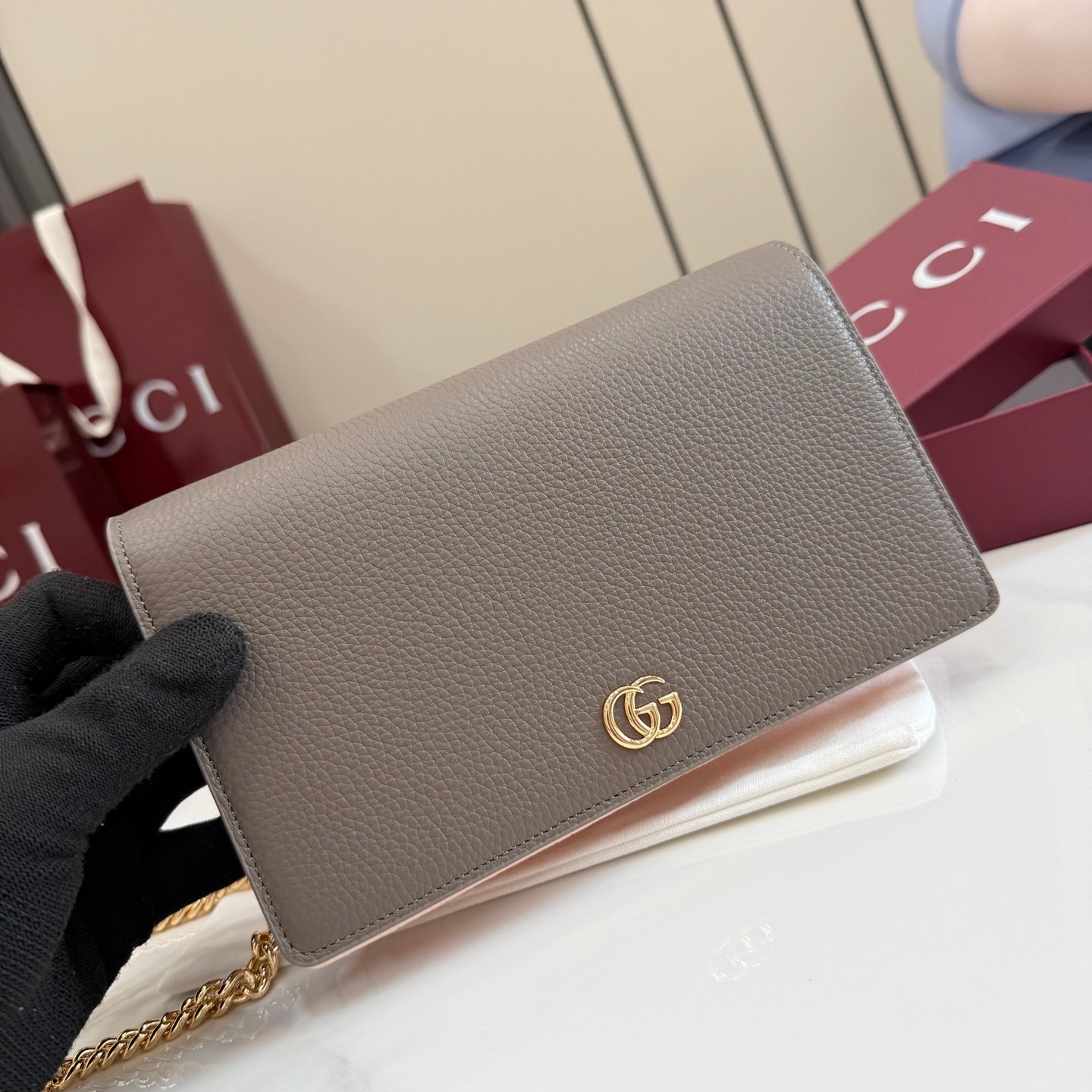 配全套原厂专柜包装 Gucci新世代 系列深入探索品牌的典藏元素，将不同世代的设计融合为一体，谱写出一段美学篇章。GG Marmont系列包含双色款式，如这款链带钱包，配以标志性双G配件。