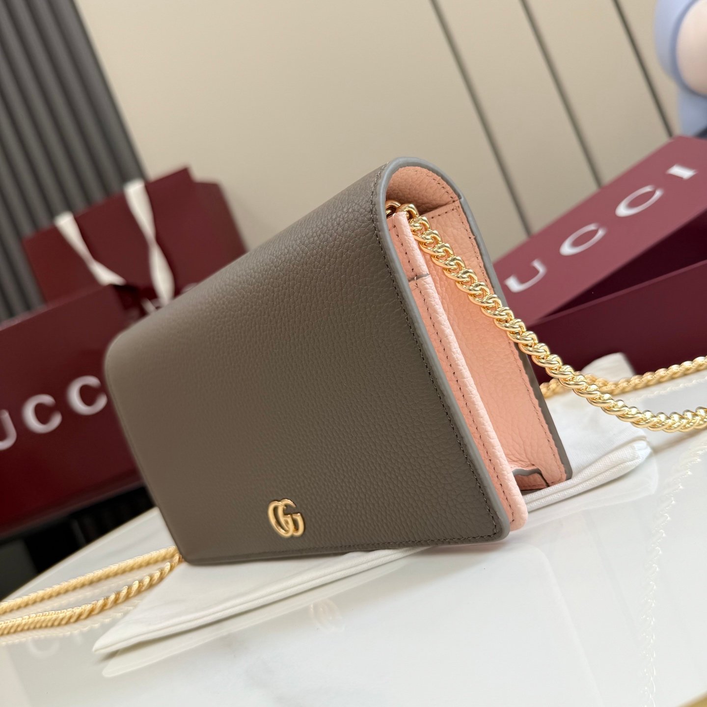 配全套原厂专柜包装 Gucci新世代 系列深入探索品牌的典藏元素，将不同世代的设计融合为一体，谱写出一段美学篇章。GG Marmont系列包含双色款式，如这款链带钱包，配以标志性双G配件。