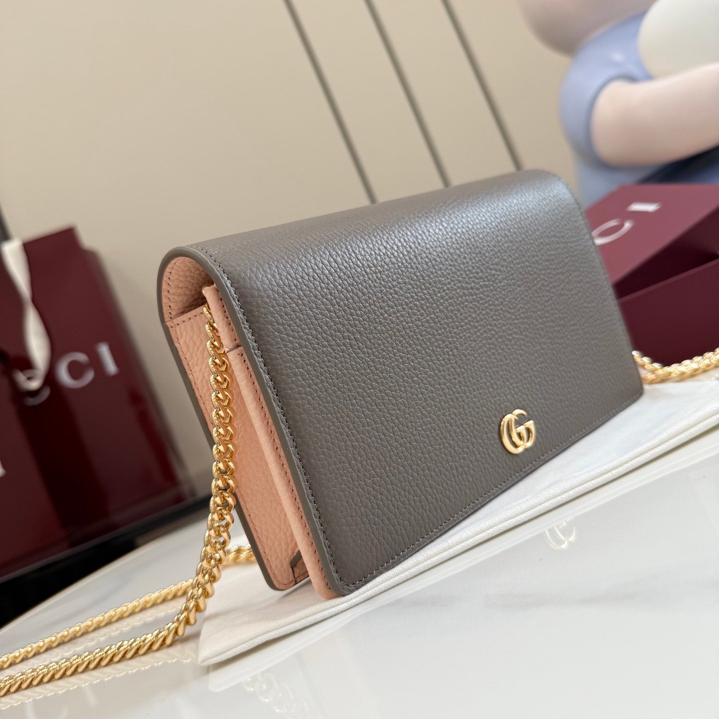 配全套原厂专柜包装 Gucci新世代 系列深入探索品牌的典藏元素，将不同世代的设计融合为一体，谱写出一段美学篇章。GG Marmont系列包含双色款式，如这款链带钱包，配以标志性双G配件。