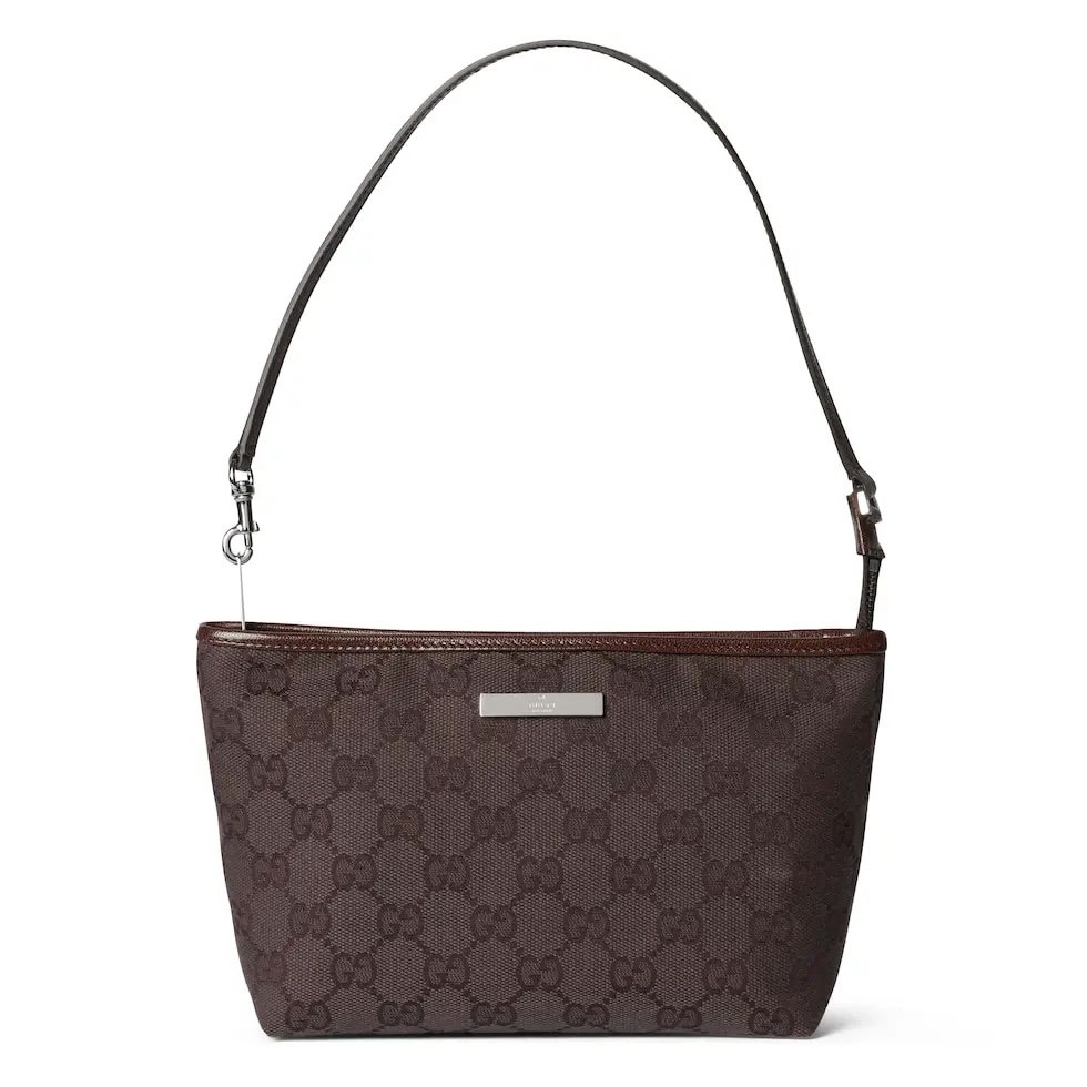 《Generation Gucci》系列深入探索品牌档案密码,将不同世代的设计融合于一体,谱写出一段美学叙事。GG帆布为小型皮具单品注入品牌标志性风格。这款手拿包可作为手提包使用,亦可佩戴于腕间。