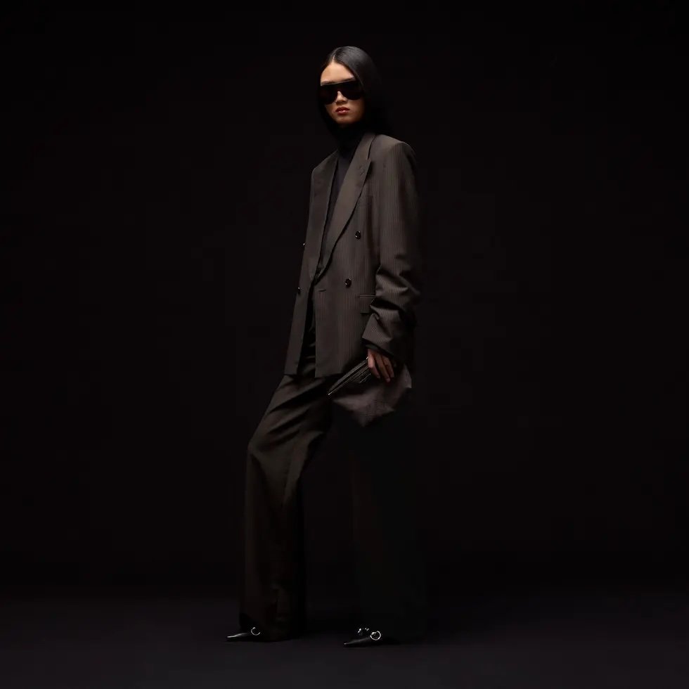 《Generation Gucci》系列深入探索品牌档案密码,将不同世代的设计融合于一体,谱写出一段美学叙事。GG帆布为小型皮具单品注入品牌标志性风格。这款手拿包可作为手提包使用,亦可佩戴于腕间。