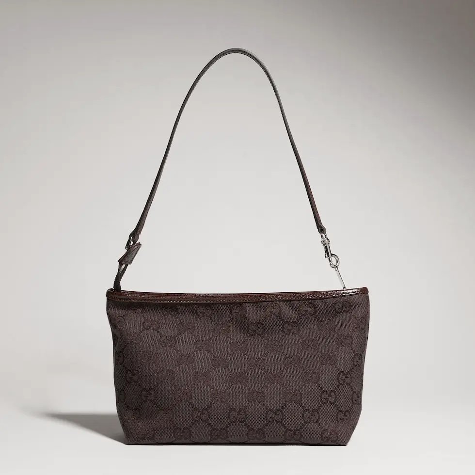 《Generation Gucci》系列深入探索品牌档案密码,将不同世代的设计融合于一体,谱写出一段美学叙事。GG帆布为小型皮具单品注入品牌标志性风格。这款手拿包可作为手提包使用,亦可佩戴于腕间。
