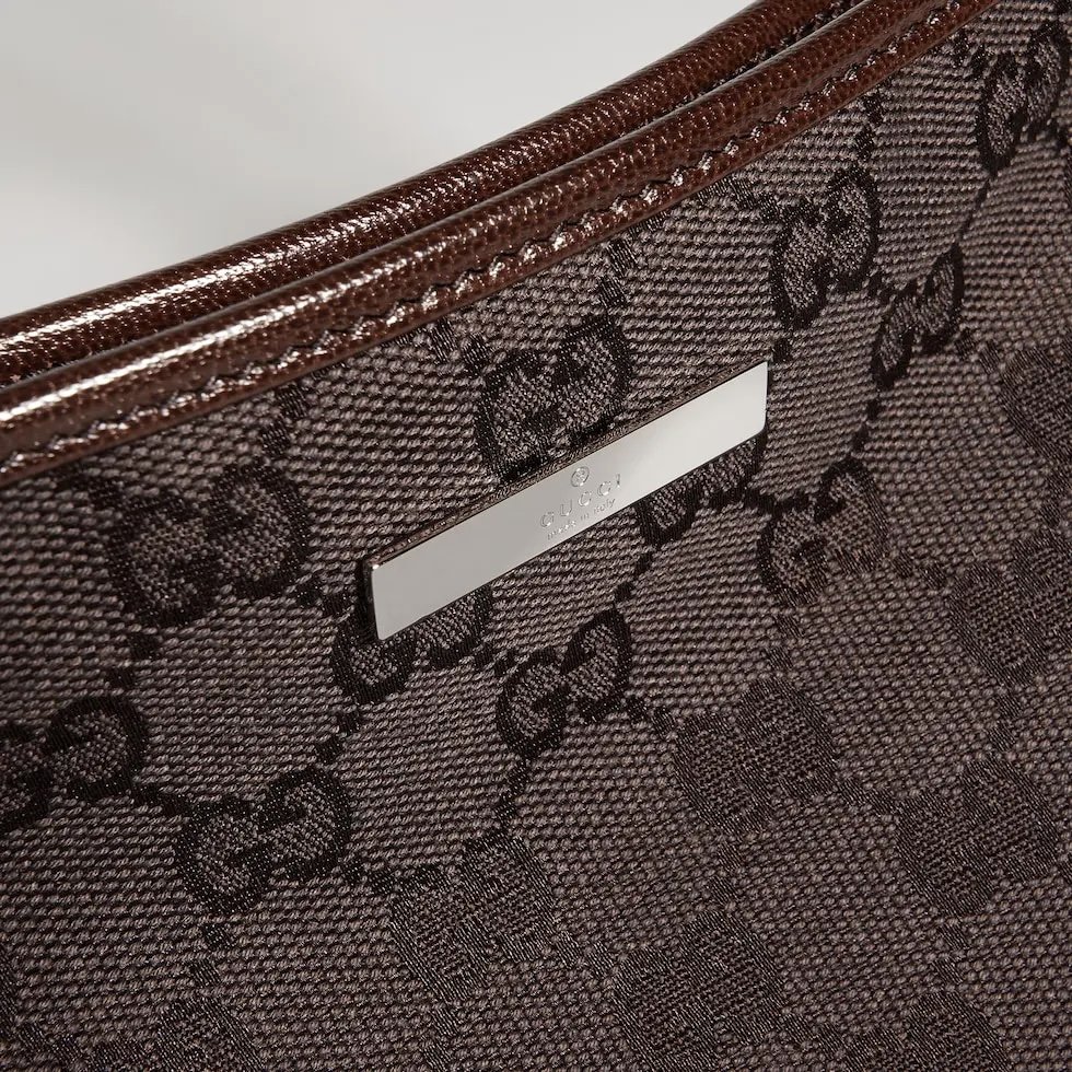 《Generation Gucci》系列深入探索品牌档案密码,将不同世代的设计融合于一体,谱写出一段美学叙事。GG帆布为小型皮具单品注入品牌标志性风格。这款手拿包可作为手提包使用,亦可佩戴于腕间。