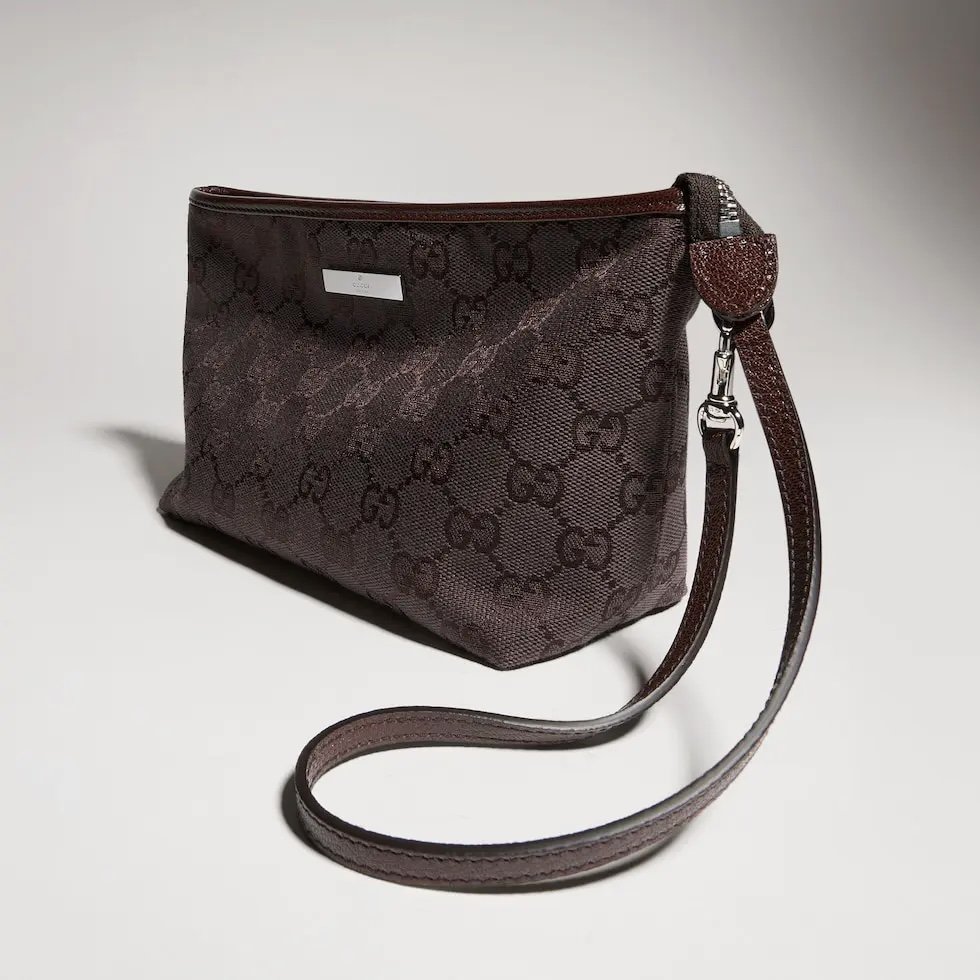 《Generation Gucci》系列深入探索品牌档案密码,将不同世代的设计融合于一体,谱写出一段美学叙事。GG帆布为小型皮具单品注入品牌标志性风格。这款手拿包可作为手提包使用,亦可佩戴于腕间。
