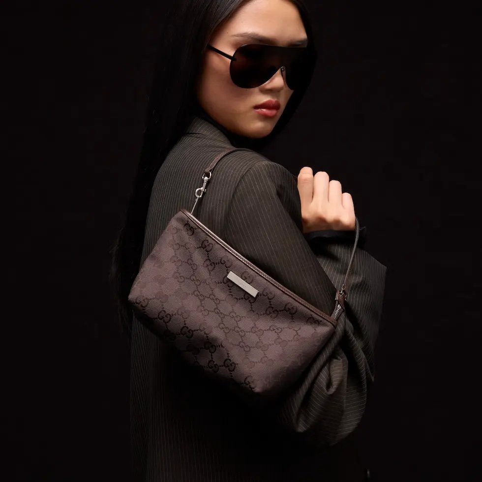 《Generation Gucci》系列深入探索品牌档案密码,将不同世代的设计融合于一体,谱写出一段美学叙事。GG帆布为小型皮具单品注入品牌标志性风格。这款手拿包可作为手提包使用,亦可佩戴于腕间。