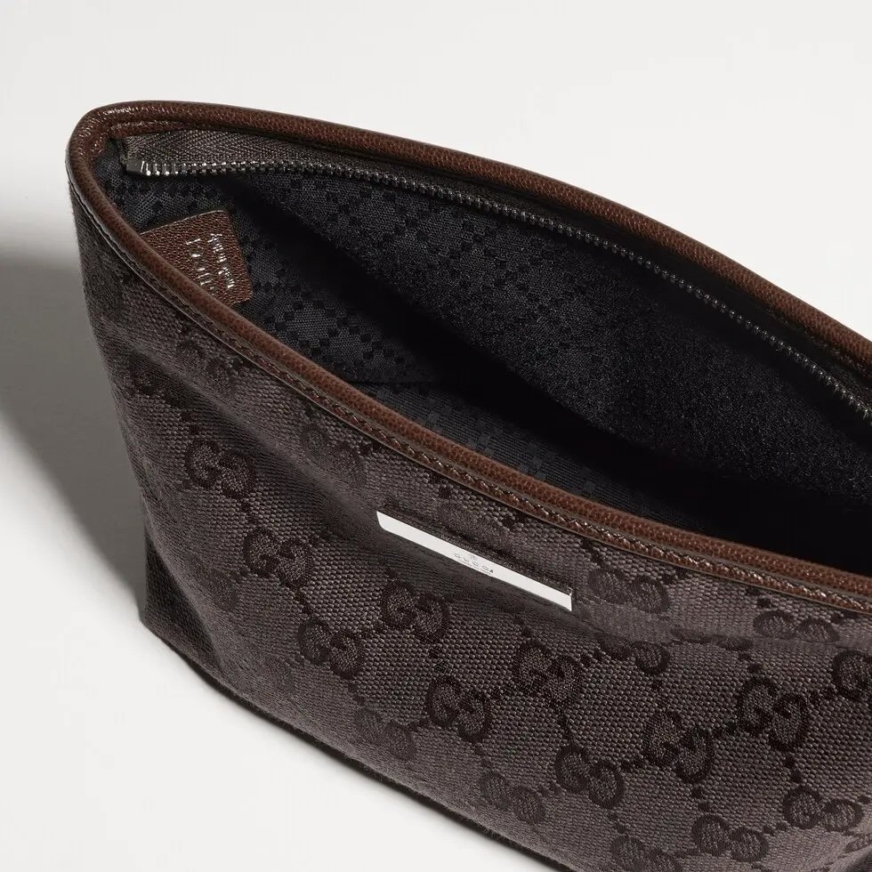《Generation Gucci》系列深入探索品牌档案密码,将不同世代的设计融合于一体,谱写出一段美学叙事。GG帆布为小型皮具单品注入品牌标志性风格。这款手拿包可作为手提包使用,亦可佩戴于腕间。