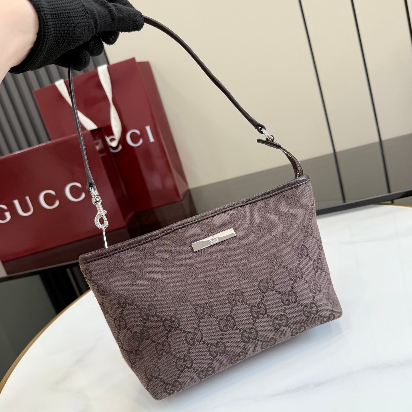 配全套原厂专柜包装 Generation Gucci 系列深入探索品牌档案密码，将不同世代的设计融合于一体，谱写出一段美学叙事。GG帆布为小型皮具单品注入品牌标志性风格。这款手拿包可作为手提包使用，亦可佩戴于腕间。