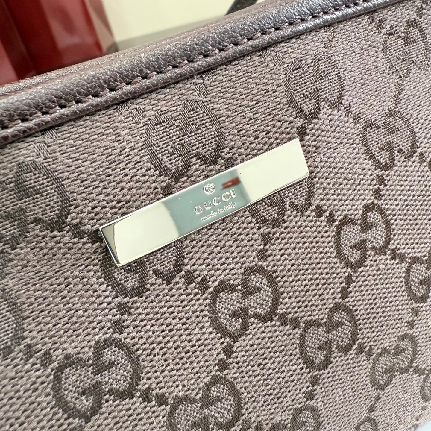 配全套原厂专柜包装 Generation Gucci 系列深入探索品牌档案密码，将不同世代的设计融合于一体，谱写出一段美学叙事。GG帆布为小型皮具单品注入品牌标志性风格。这款手拿包可作为手提包使用，亦可佩戴于腕间。