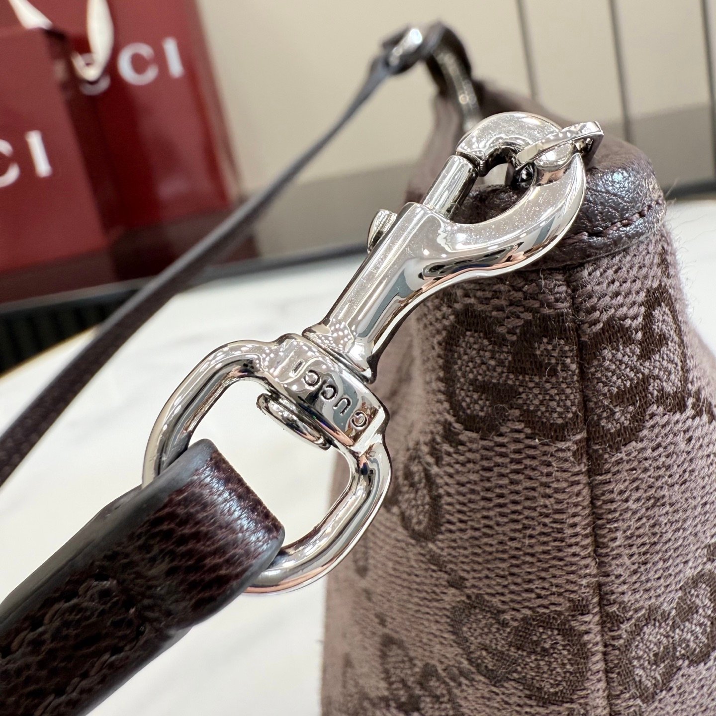 配全套原厂专柜包装 Generation Gucci 系列深入探索品牌档案密码，将不同世代的设计融合于一体，谱写出一段美学叙事。GG帆布为小型皮具单品注入品牌标志性风格。这款手拿包可作为手提包使用，亦可佩戴于腕间。
