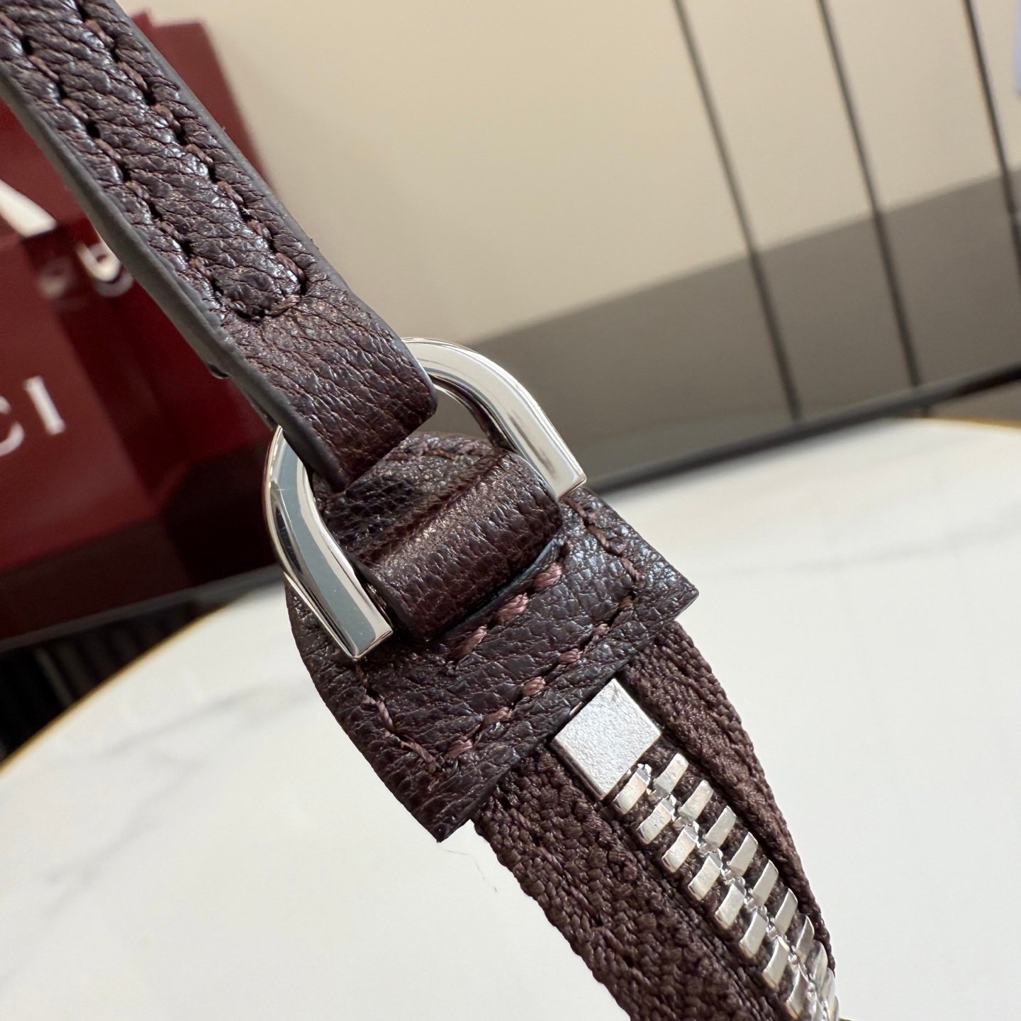 配全套原厂专柜包装 Generation Gucci 系列深入探索品牌档案密码，将不同世代的设计融合于一体，谱写出一段美学叙事。GG帆布为小型皮具单品注入品牌标志性风格。这款手拿包可作为手提包使用，亦可佩戴于腕间。