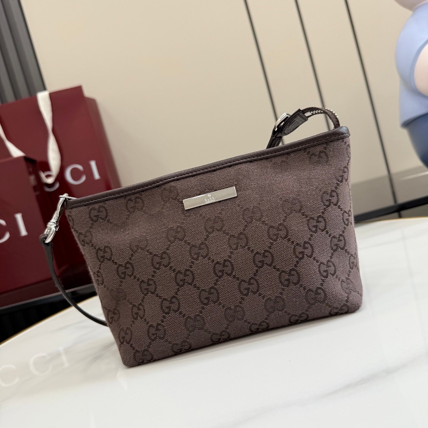 配全套原厂专柜包装 Generation Gucci 系列深入探索品牌档案密码，将不同世代的设计融合于一体，谱写出一段美学叙事。GG帆布为小型皮具单品注入品牌标志性风格。这款手拿包可作为手提包使用，亦可佩戴于腕间。