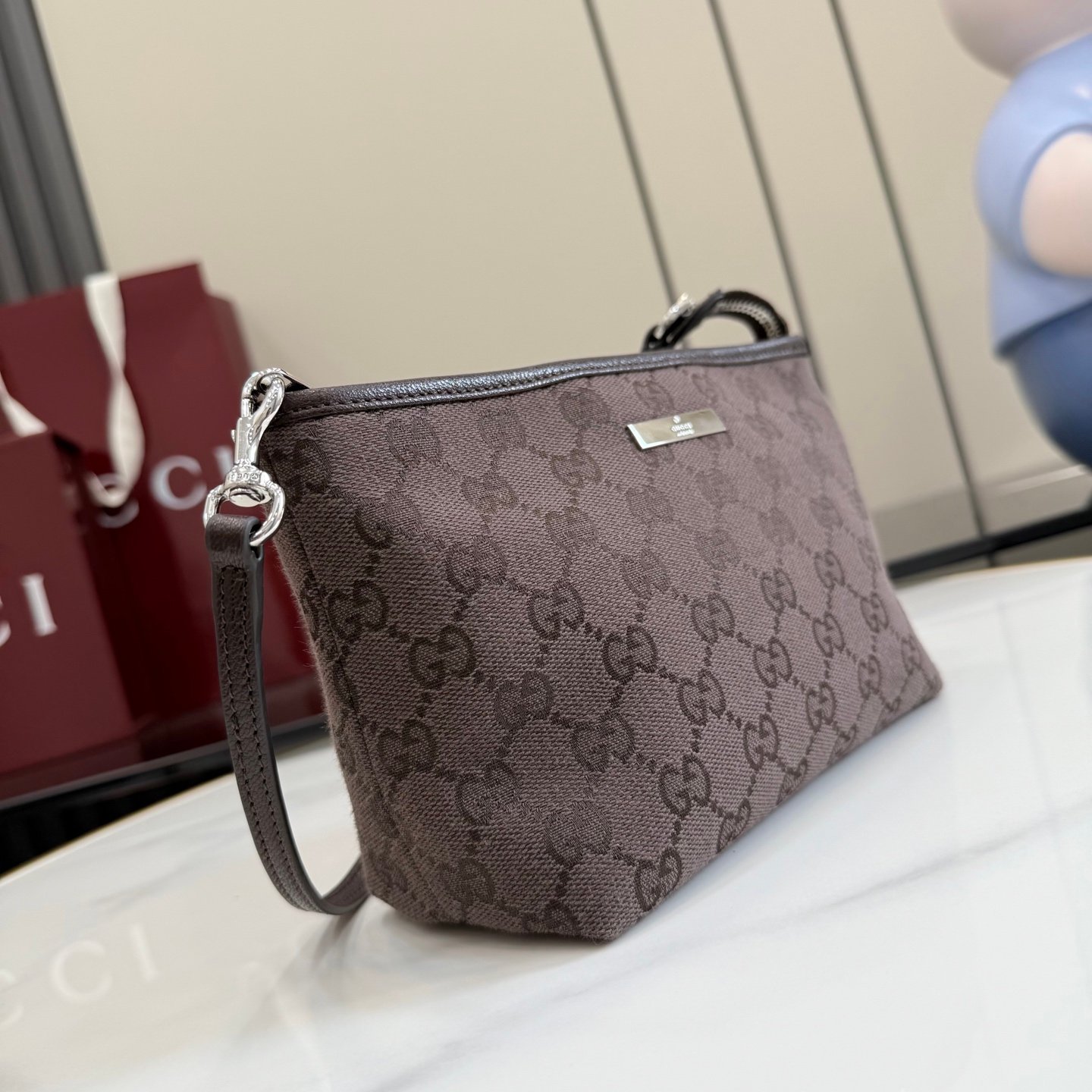 配全套原厂专柜包装 Generation Gucci 系列深入探索品牌档案密码，将不同世代的设计融合于一体，谱写出一段美学叙事。GG帆布为小型皮具单品注入品牌标志性风格。这款手拿包可作为手提包使用，亦可佩戴于腕间。