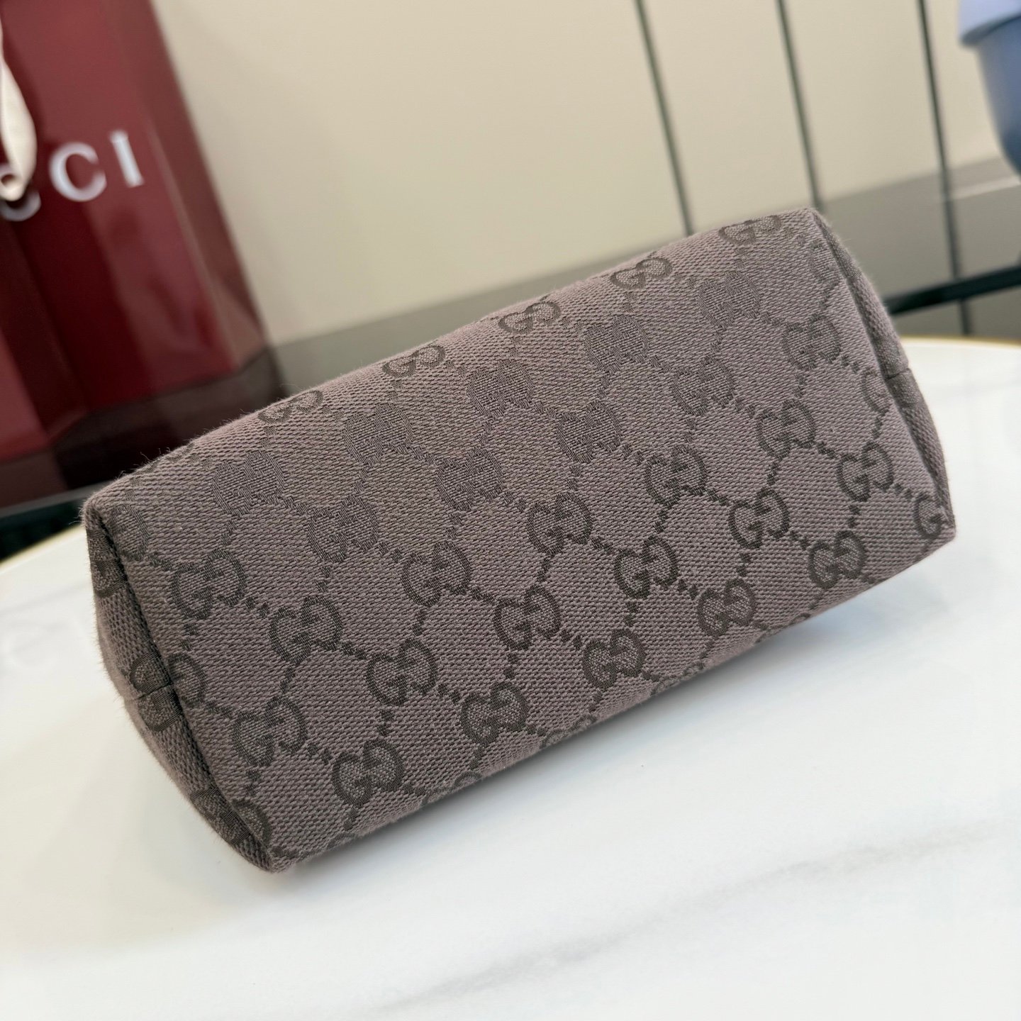 配全套原厂专柜包装 Generation Gucci 系列深入探索品牌档案密码，将不同世代的设计融合于一体，谱写出一段美学叙事。GG帆布为小型皮具单品注入品牌标志性风格。这款手拿包可作为手提包使用，亦可佩戴于腕间。