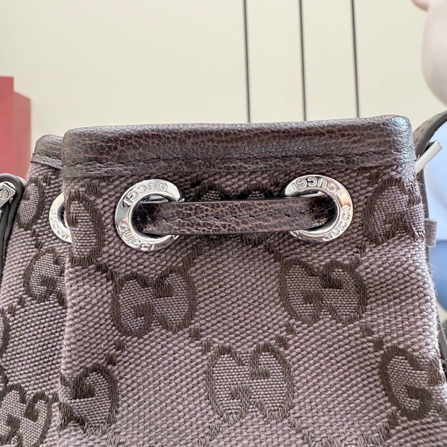 配全套原厂专柜包装 Generation Gucci系列深入探索品牌经典元素，将不同世代的设计融合成一种美学叙事。GG帆布为多功能小型皮具单品增添品牌标志性风采，如这款设计用于收纳日常必需品的水桶包。