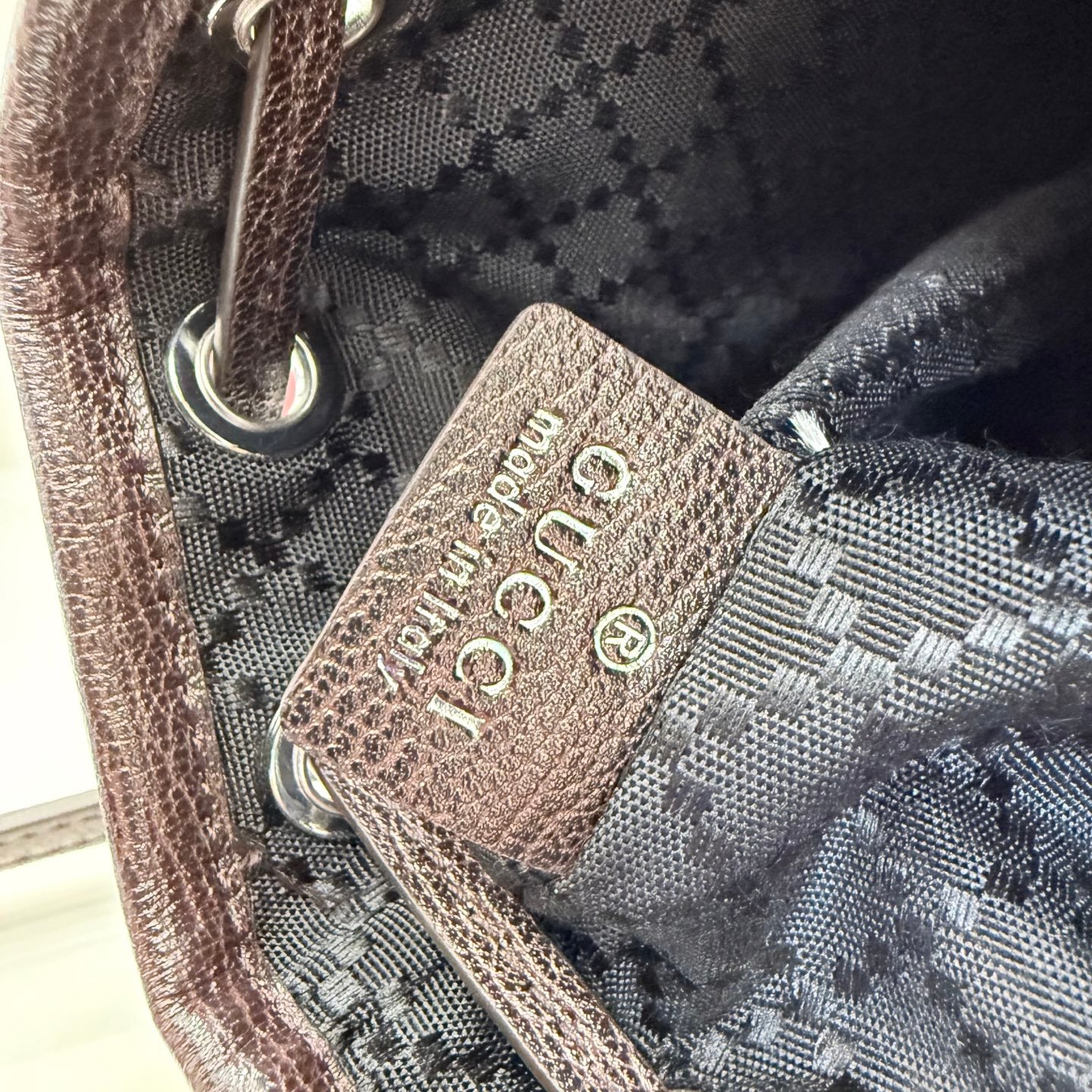 配全套原厂专柜包装 Generation Gucci系列深入探索品牌经典元素，将不同世代的设计融合成一种美学叙事。GG帆布为多功能小型皮具单品增添品牌标志性风采，如这款设计用于收纳日常必需品的水桶包。
