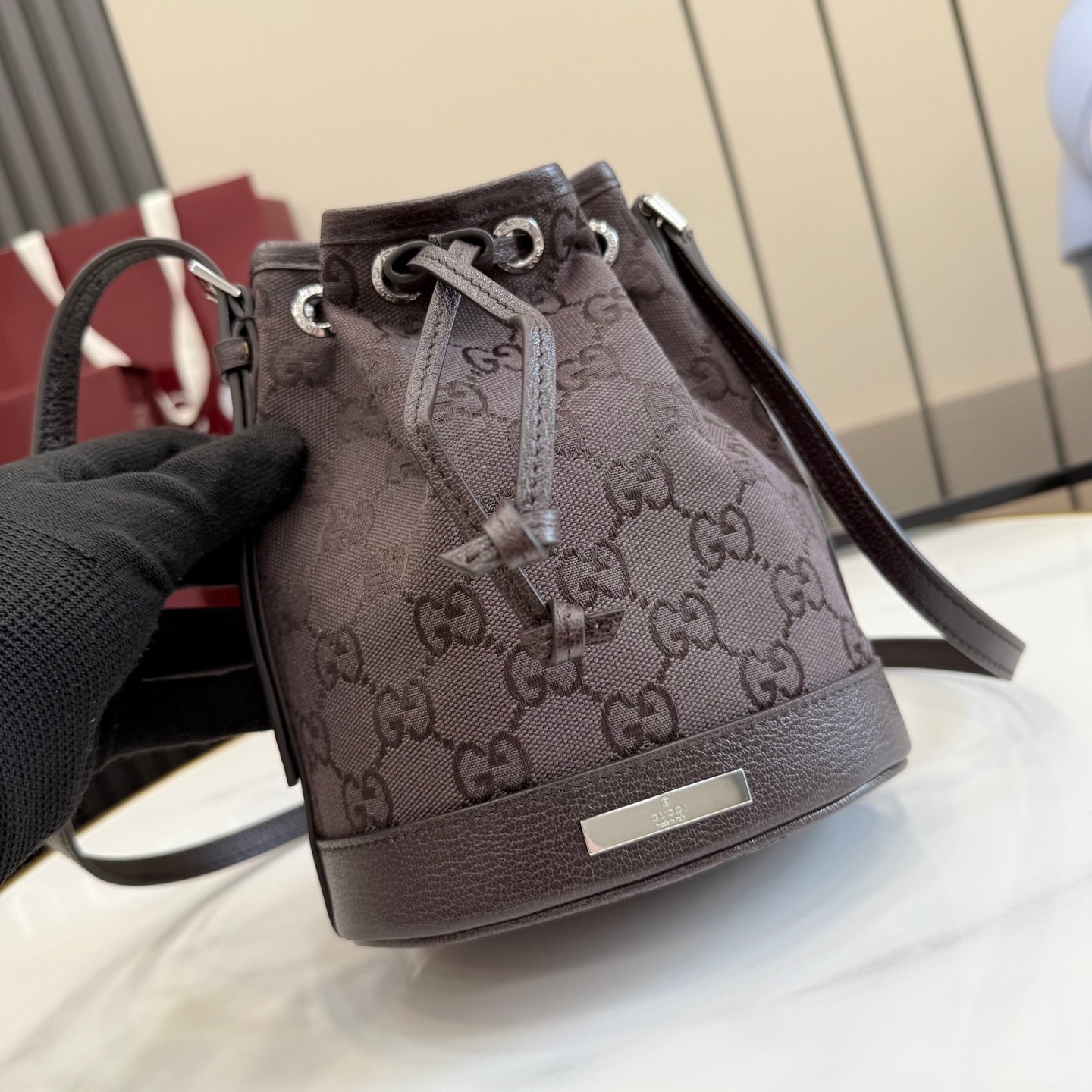 配全套原厂专柜包装 Generation Gucci系列深入探索品牌经典元素，将不同世代的设计融合成一种美学叙事。GG帆布为多功能小型皮具单品增添品牌标志性风采，如这款设计用于收纳日常必需品的水桶包。