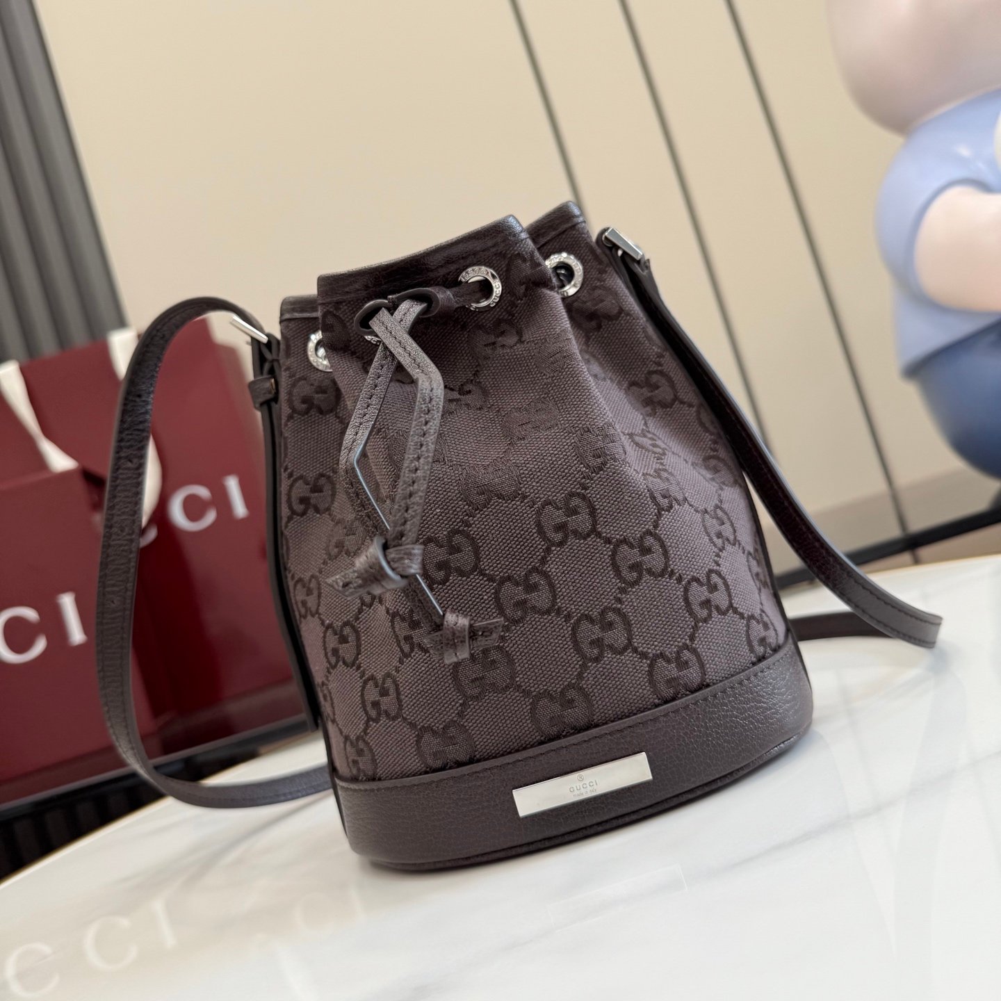 配全套原厂专柜包装 Generation Gucci系列深入探索品牌经典元素，将不同世代的设计融合成一种美学叙事。GG帆布为多功能小型皮具单品增添品牌标志性风采，如这款设计用于收纳日常必需品的水桶包。