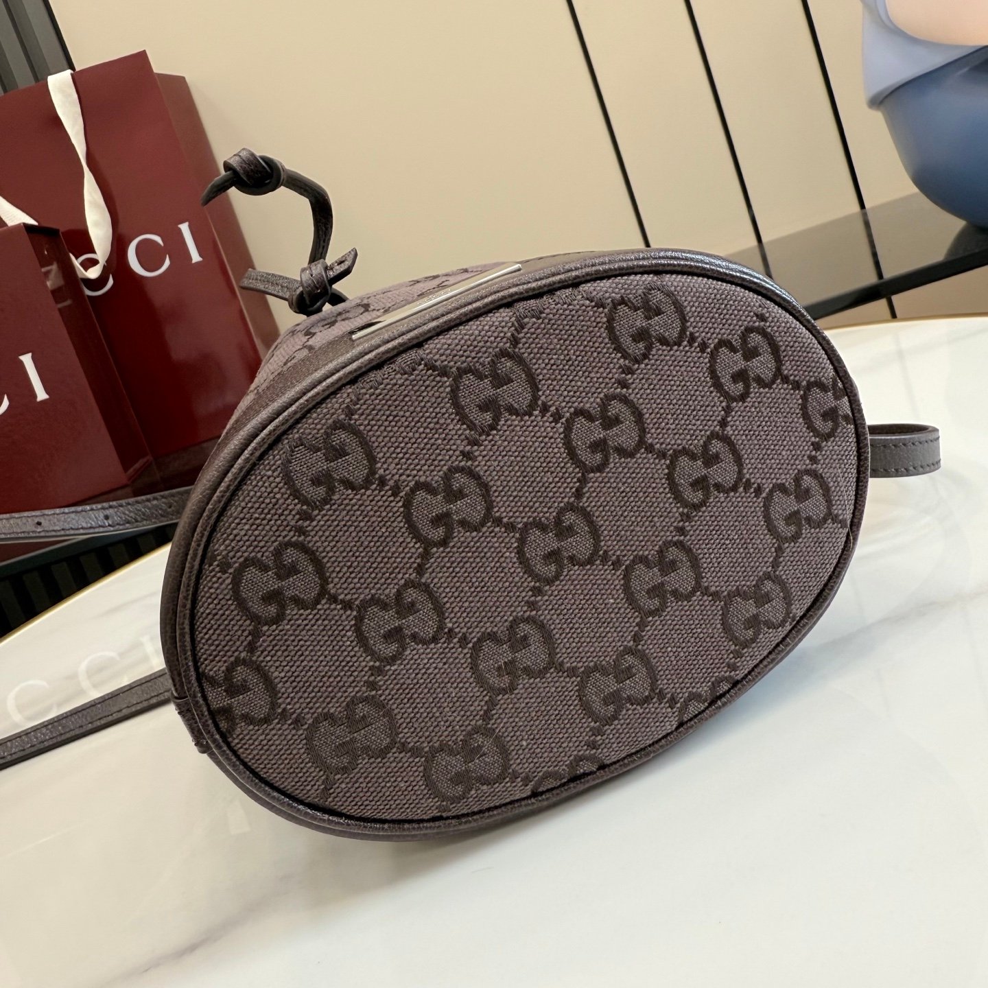 配全套原厂专柜包装 Generation Gucci系列深入探索品牌经典元素，将不同世代的设计融合成一种美学叙事。GG帆布为多功能小型皮具单品增添品牌标志性风采，如这款设计用于收纳日常必需品的水桶包。