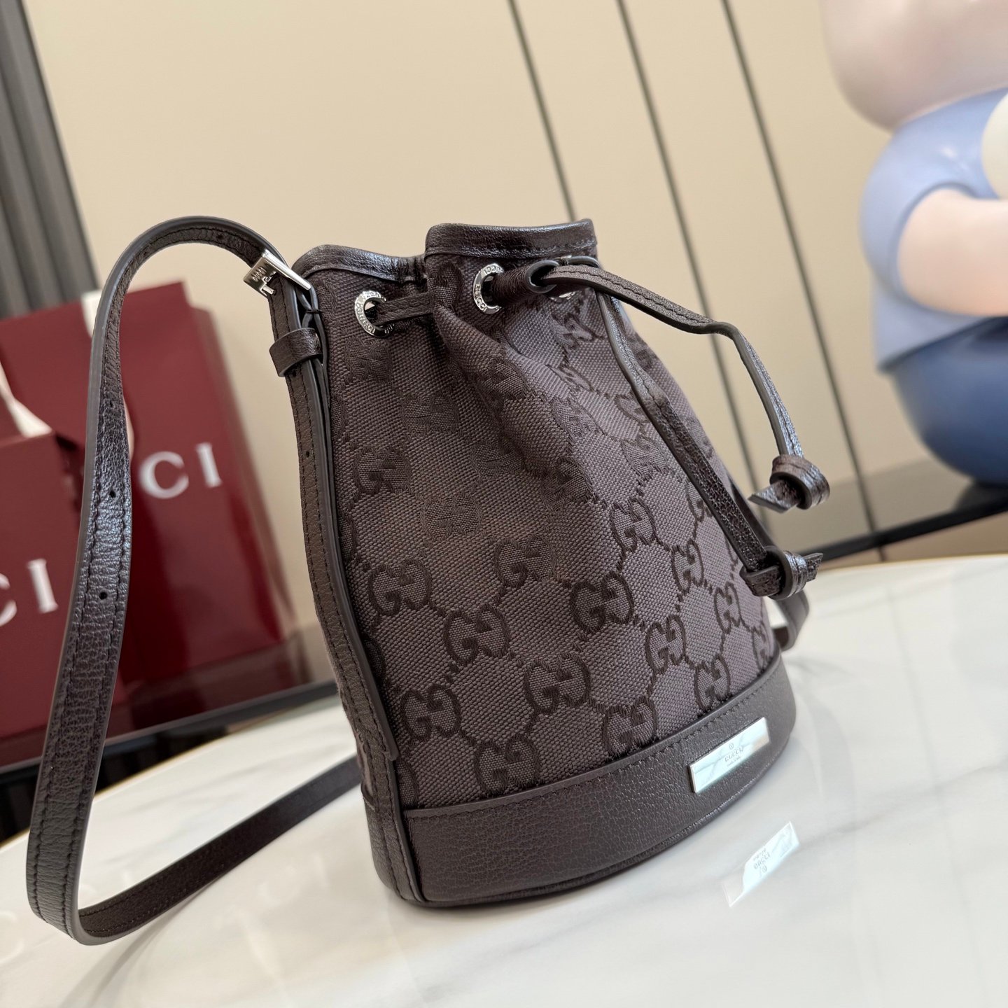 配全套原厂专柜包装 Generation Gucci系列深入探索品牌经典元素，将不同世代的设计融合成一种美学叙事。GG帆布为多功能小型皮具单品增添品牌标志性风采，如这款设计用于收纳日常必需品的水桶包。