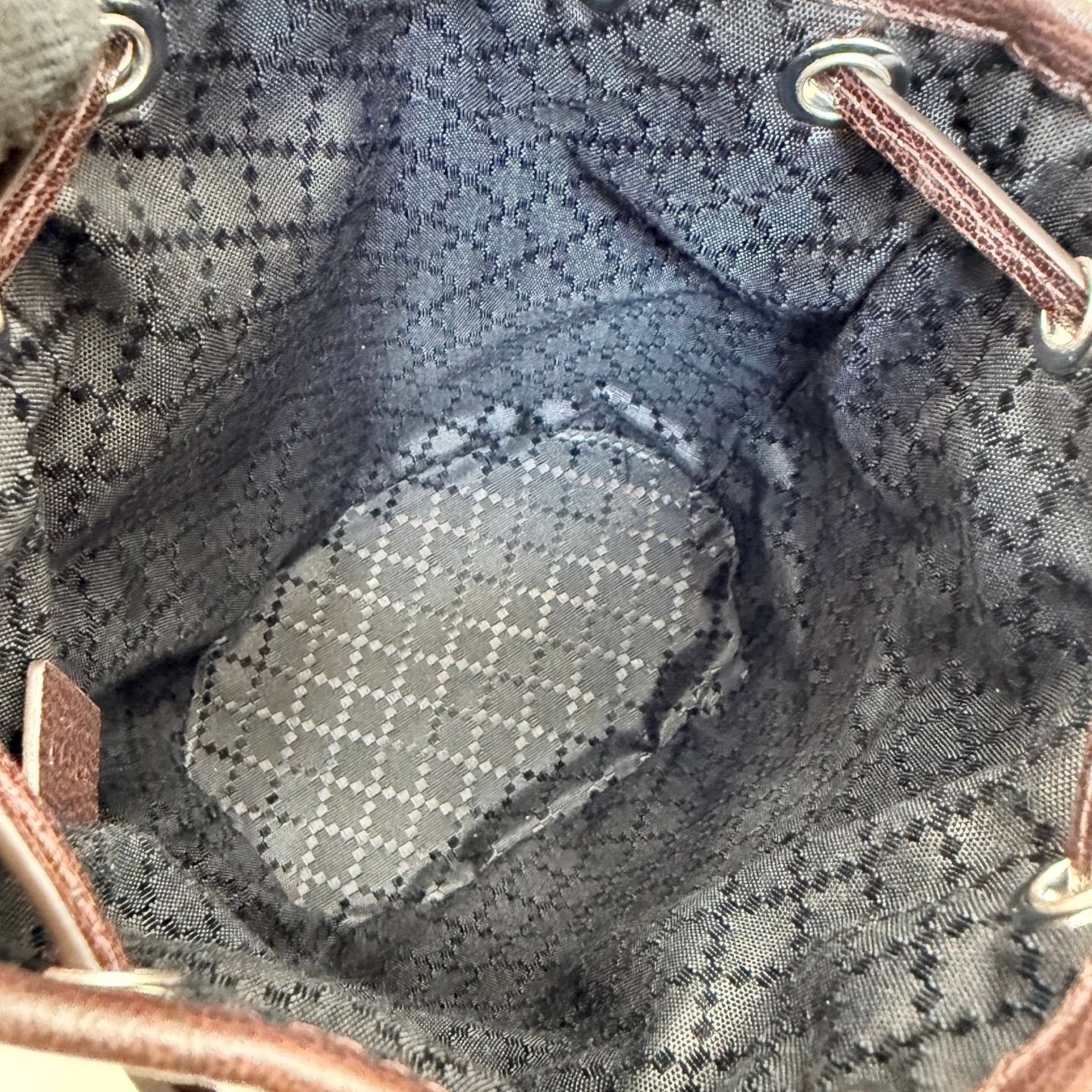 配全套原厂专柜包装 Generation Gucci系列深入探索品牌经典元素，将不同世代的设计融合成一种美学叙事。GG帆布为多功能小型皮具单品增添品牌标志性风采，如这款设计用于收纳日常必需品的水桶包。