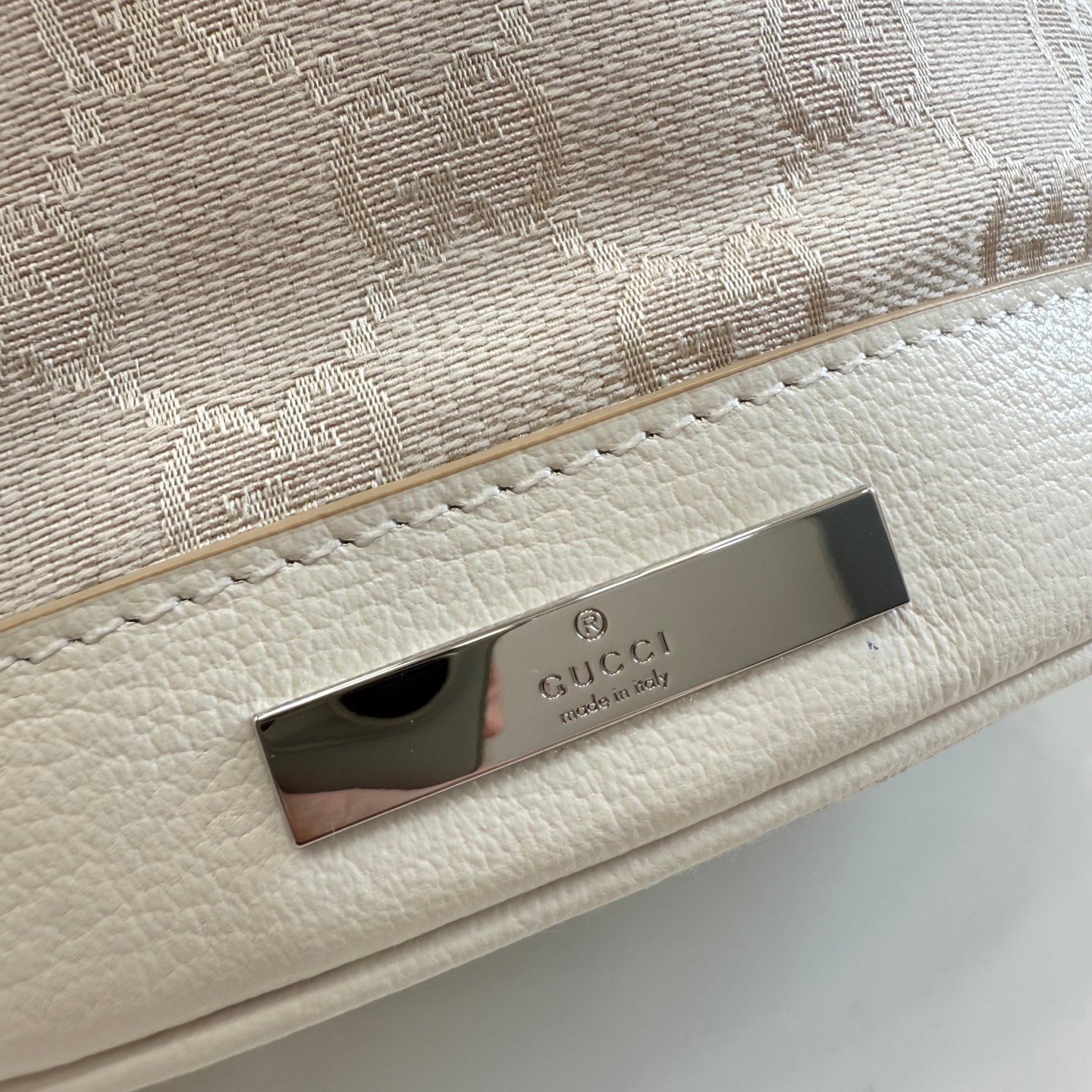 配全套原厂专柜包装 Generation Gucci系列深入探索品牌经典元素,将不同世代的设计融合成一种美学叙事。GG帆布为多功能小型皮具单品增添品牌标志性风采,如这款设计用于收纳日常必需品的水桶包。