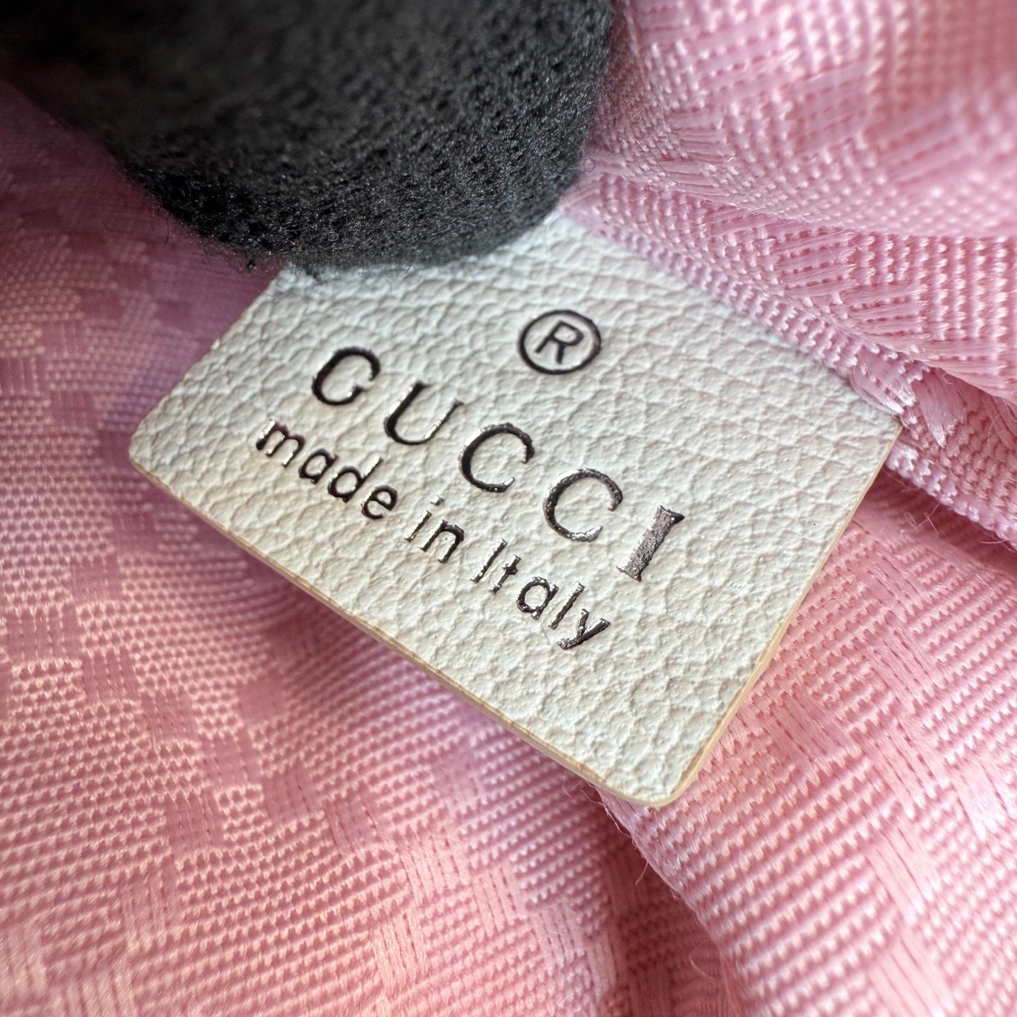 配全套原厂专柜包装 Generation Gucci系列深入探索品牌经典元素,将不同世代的设计融合成一种美学叙事。GG帆布为多功能小型皮具单品增添品牌标志性风采,如这款设计用于收纳日常必需品的水桶包。