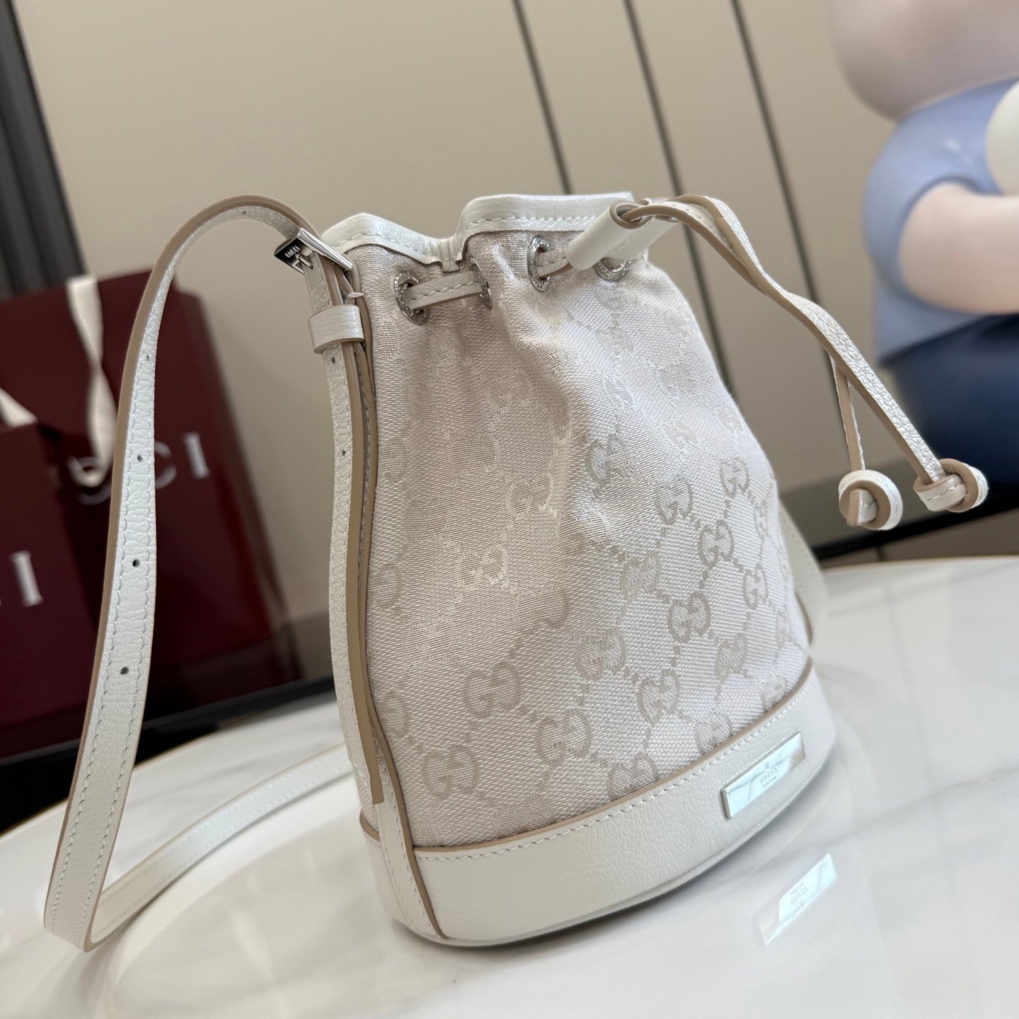 配全套原厂专柜包装 Generation Gucci系列深入探索品牌经典元素,将不同世代的设计融合成一种美学叙事。GG帆布为多功能小型皮具单品增添品牌标志性风采,如这款设计用于收纳日常必需品的水桶包。