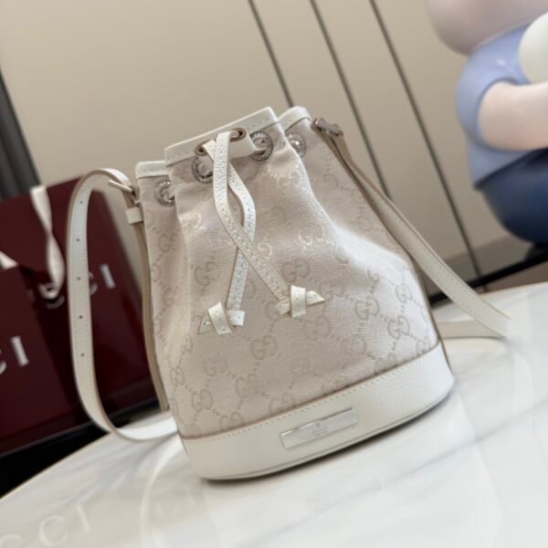 配全套原厂专柜包装 Generation Gucci系列深入探索品牌经典元素，将不同世代的设计融合成一种美学叙事。GG帆布为多功能小型皮具单品增添品牌标志性风采，如这款设计用于收纳日常必需品的水桶包。