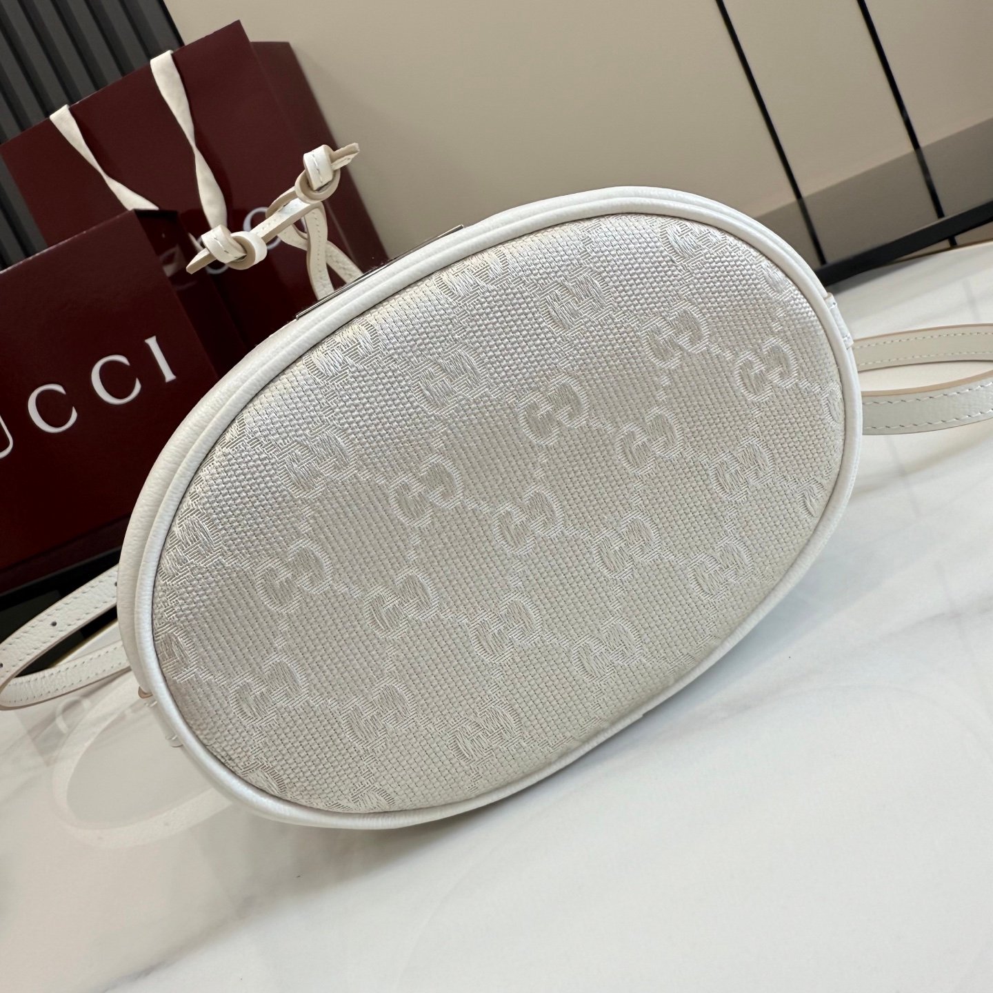 配全套原厂专柜包装 Generation Gucci系列深入探索品牌经典元素,将不同世代的设计融合成一种美学叙事。GG帆布为多功能小型皮具单品增添品牌标志性风采,如这款设计用于收纳日常必需品的水桶包。