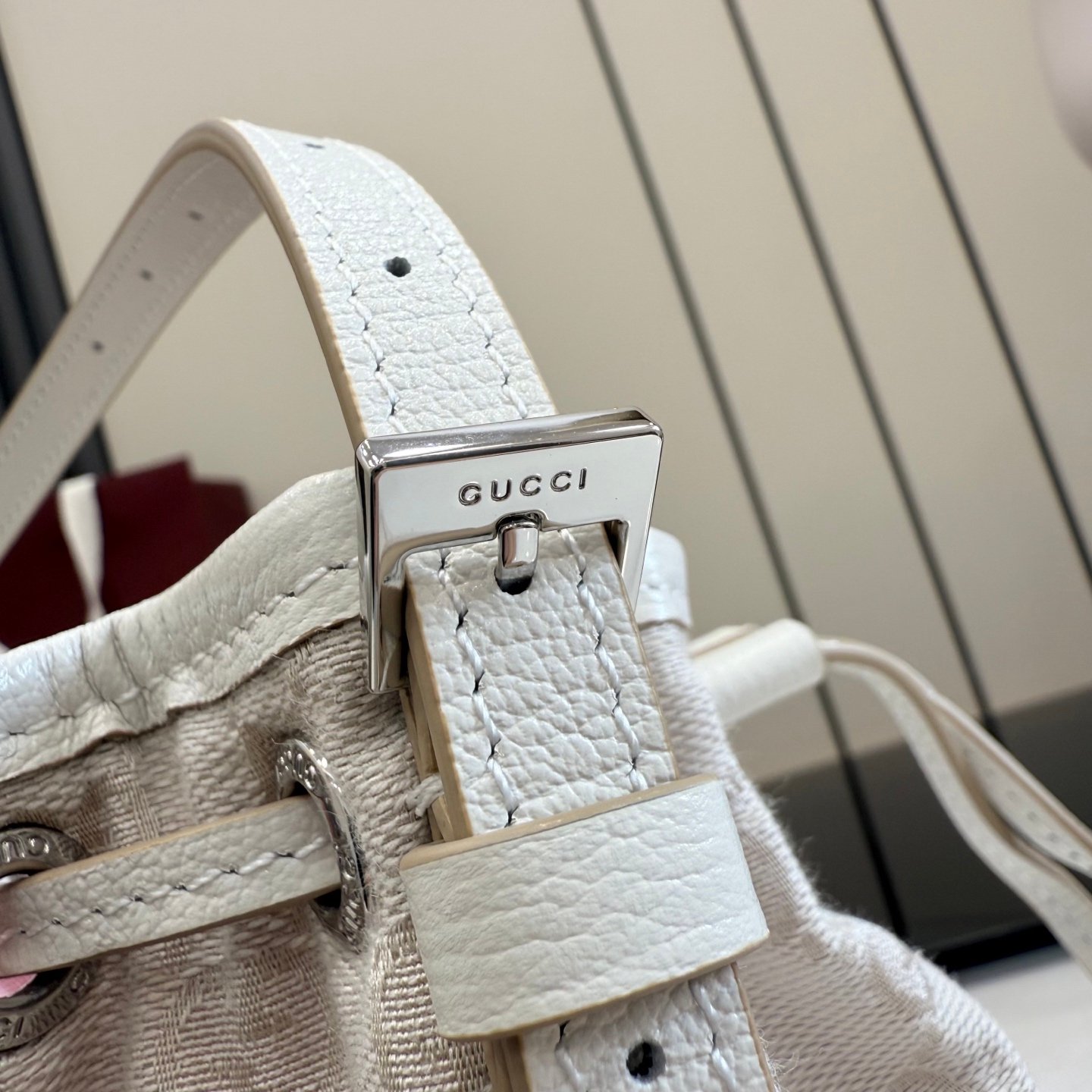配全套原厂专柜包装 Generation Gucci系列深入探索品牌经典元素,将不同世代的设计融合成一种美学叙事。GG帆布为多功能小型皮具单品增添品牌标志性风采,如这款设计用于收纳日常必需品的水桶包。