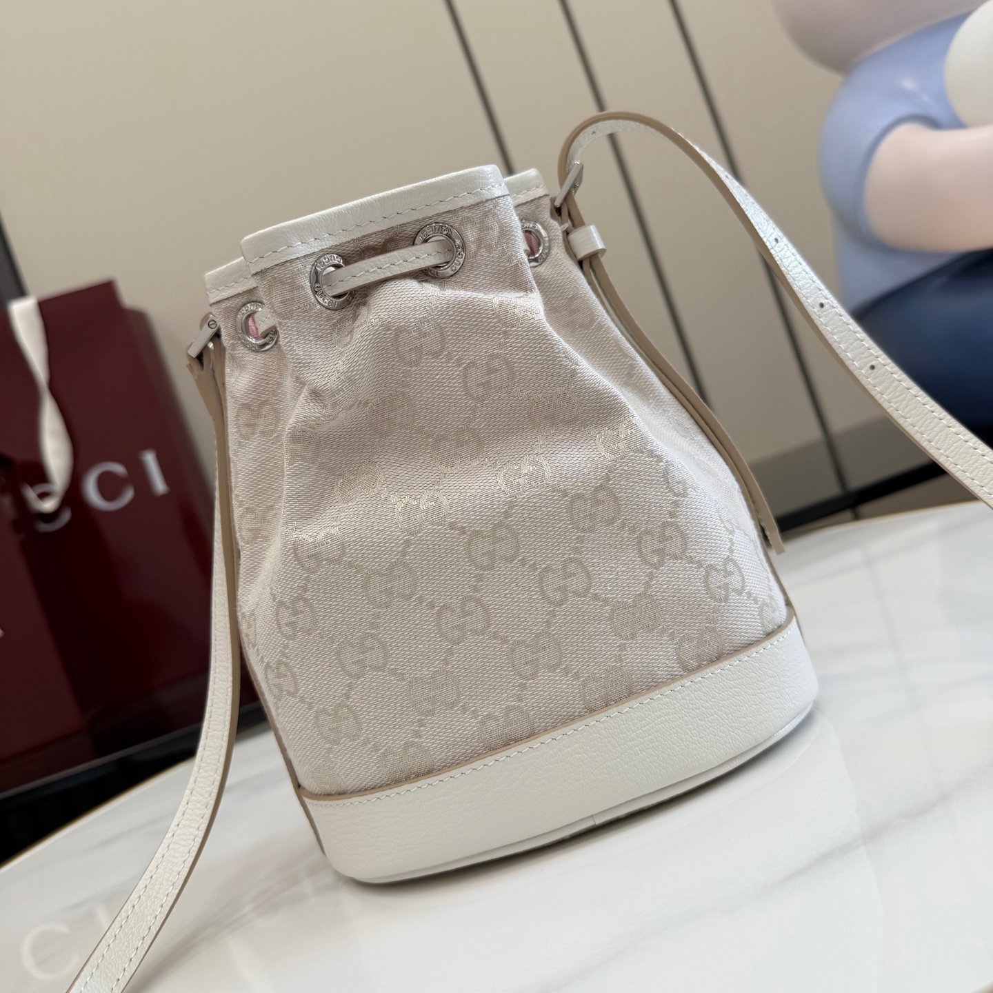 配全套原厂专柜包装 Generation Gucci系列深入探索品牌经典元素,将不同世代的设计融合成一种美学叙事。GG帆布为多功能小型皮具单品增添品牌标志性风采,如这款设计用于收纳日常必需品的水桶包。