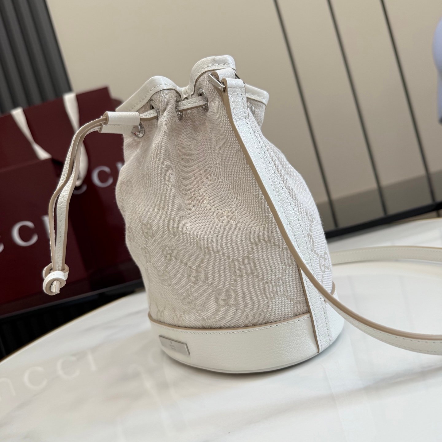 配全套原厂专柜包装 Generation Gucci系列深入探索品牌经典元素,将不同世代的设计融合成一种美学叙事。GG帆布为多功能小型皮具单品增添品牌标志性风采,如这款设计用于收纳日常必需品的水桶包。