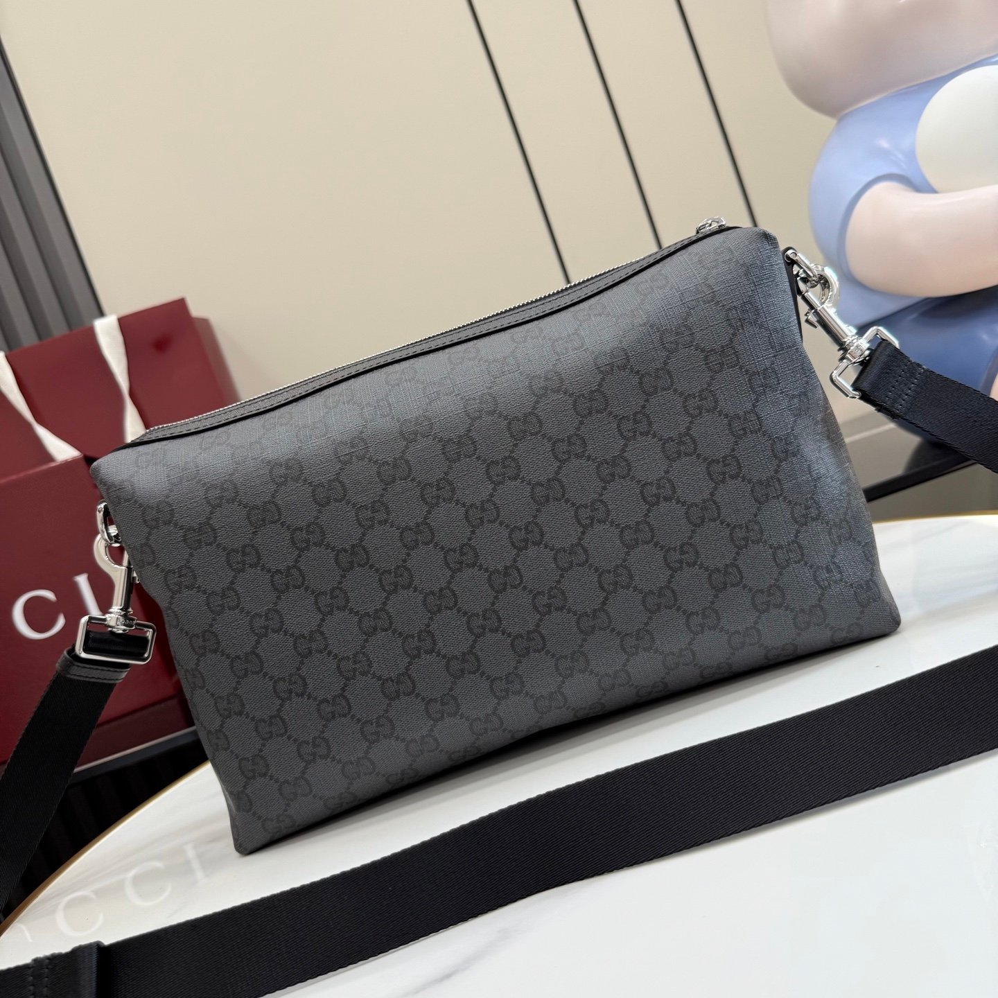 配全套原厂专柜包装 Generation Gucci古驰世代系列深入探索品牌的典藏元素，将不同世代的设计融合为统一的美学叙事。Gucci Essence Classic系列为出行生活打造，甄选质地轻盈的黑色 GG 涂层帆布，配以同色系饰边。