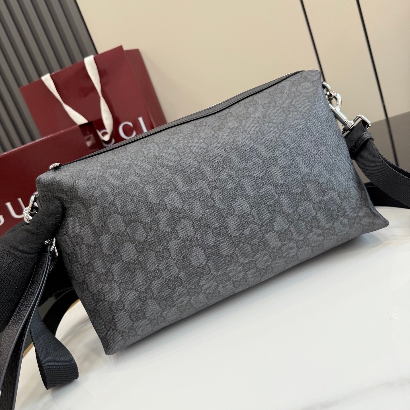 配全套原厂专柜包装 Generation Gucci古驰世代系列深入探索品牌的典藏元素，将不同世代的设计融合为统一的美学叙事。Gucci Essence Classic系列为出行生活打造，甄选质地轻盈的黑色 GG 涂层帆布，配以同色系饰边。