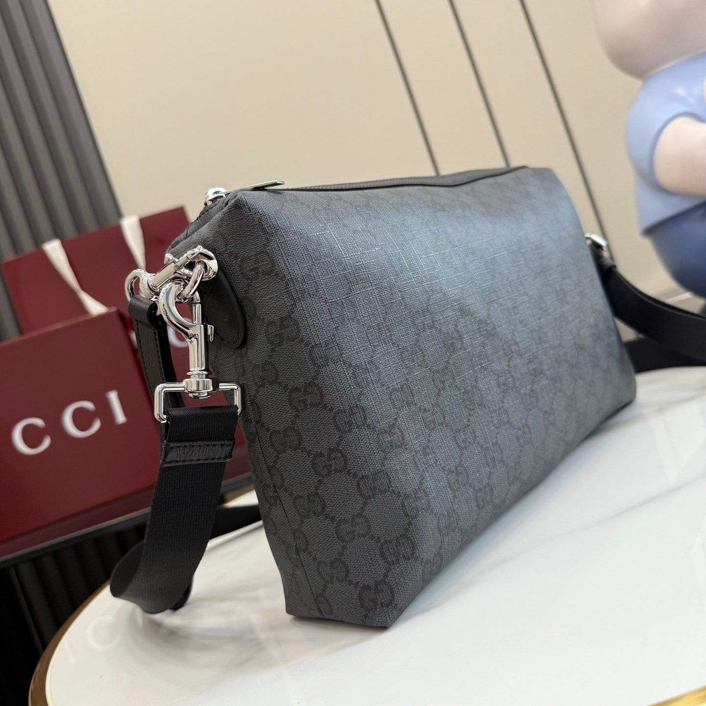 配全套原厂专柜包装 Generation Gucci古驰世代系列深入探索品牌的典藏元素，将不同世代的设计融合为统一的美学叙事。Gucci Essence Classic系列为出行生活打造，甄选质地轻盈的黑色 GG 涂层帆布，配以同色系饰边。