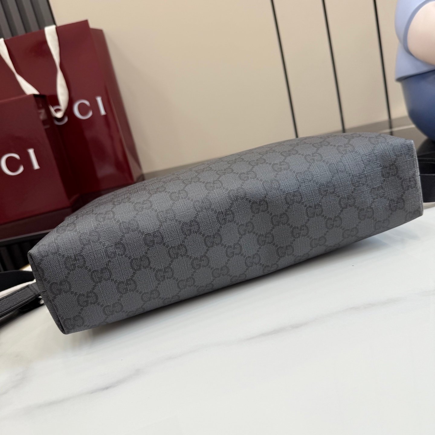 配全套原厂专柜包装 Generation Gucci古驰世代系列深入探索品牌的典藏元素，将不同世代的设计融合为统一的美学叙事。Gucci Essence Classic系列为出行生活打造，甄选质地轻盈的黑色 GG 涂层帆布，配以同色系饰边。