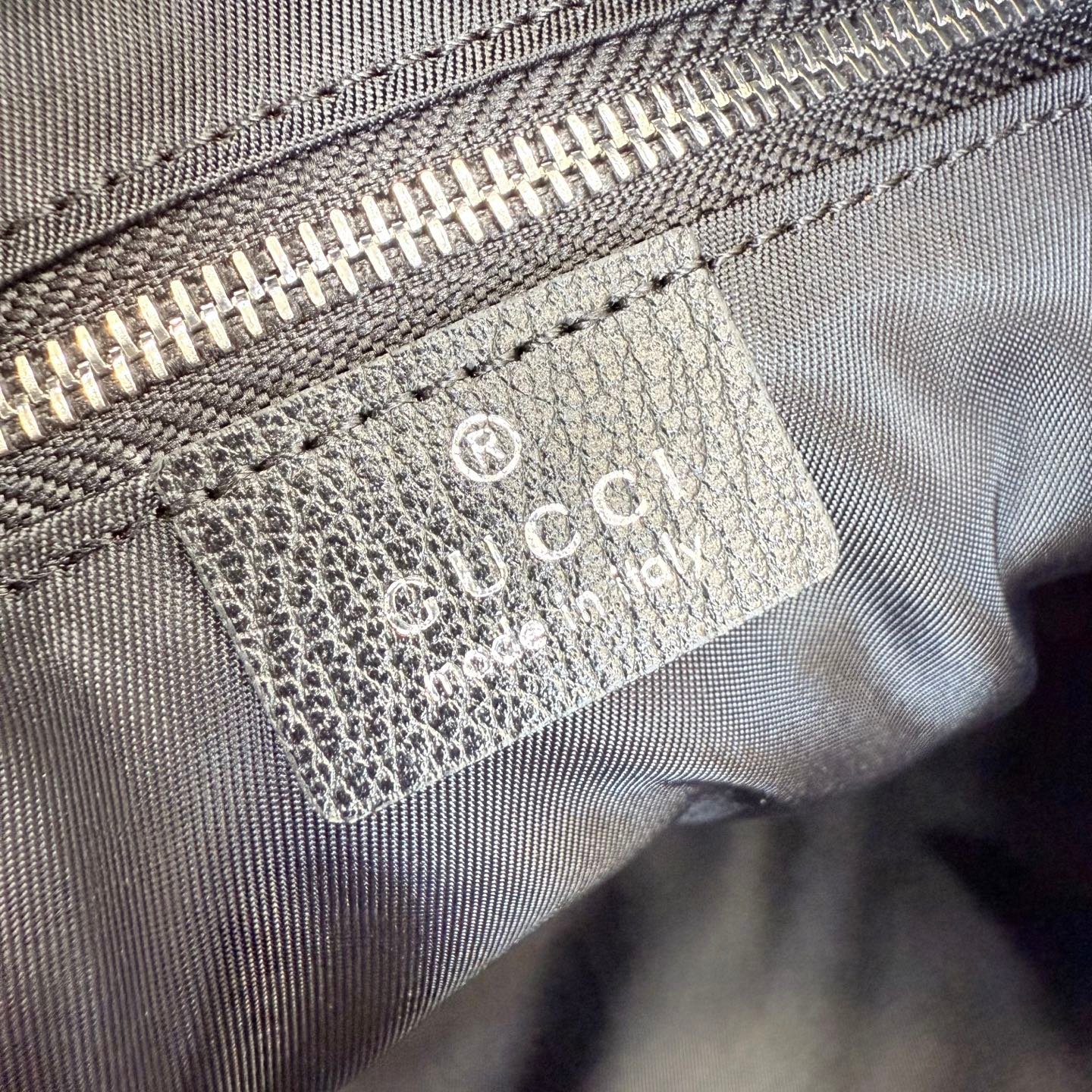 配全套原厂专柜包装 Generation Gucci古驰世代系列深入探索品牌的典藏元素，将不同世代的设计融合为统一的美学叙事。Gucci Essence Classic系列为出行生活打造，甄选质地轻盈的黑色 GG 涂层帆布，配以同色系饰边。