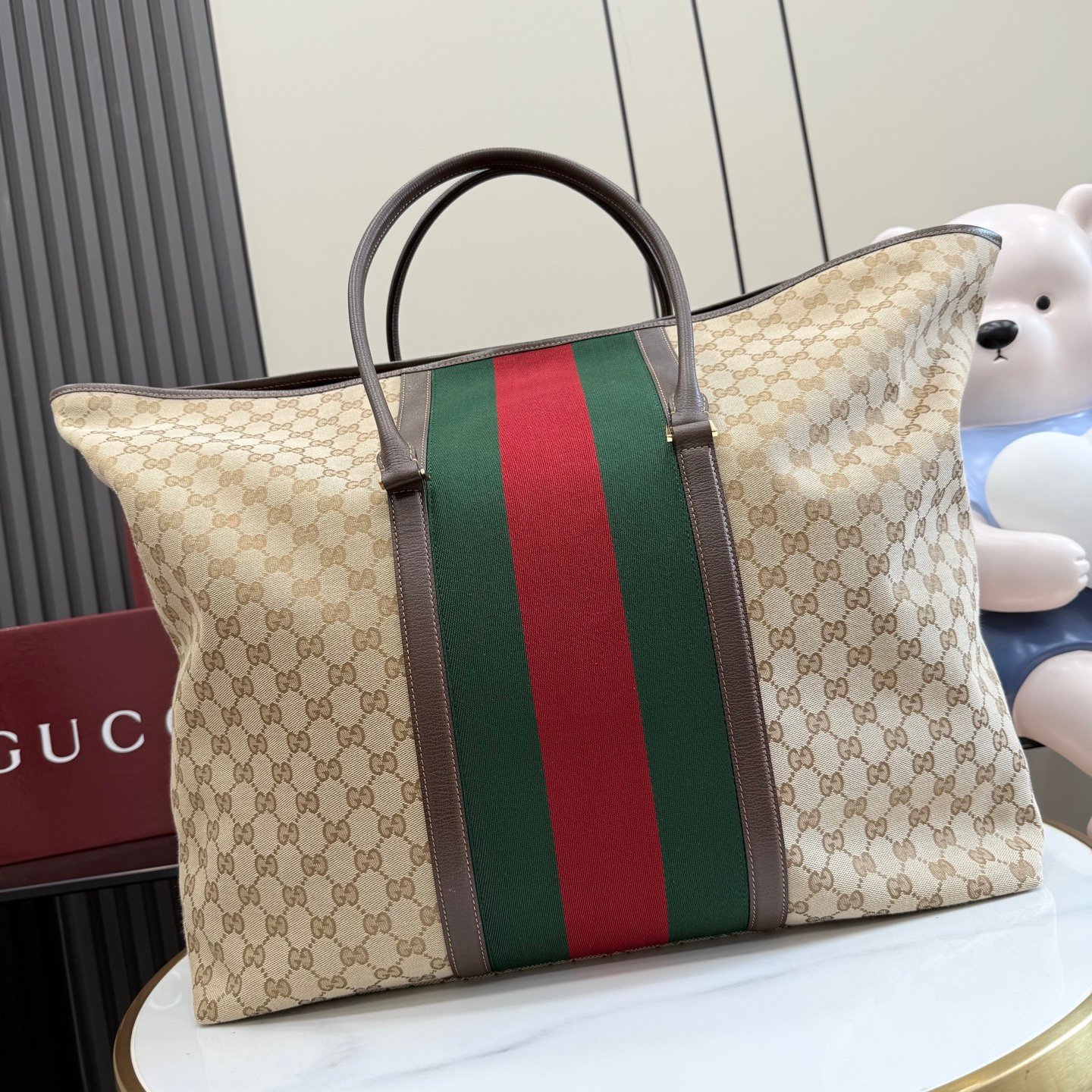 配全套原厂专柜礼品袋包装 Generation Gucci系列深入探索品牌典藏元素，将不同年代的设计融合成一种美学叙事。GG涂层帆布搭配织带，为精致廓形增添品牌标识性元素，例如这款旅行包，提升日常使用体验。