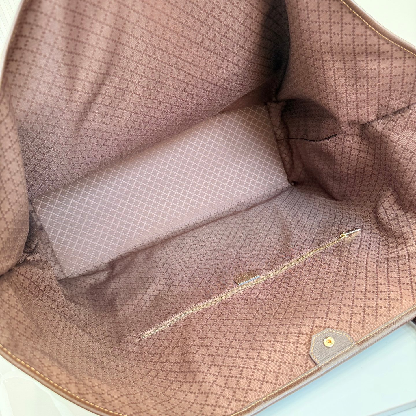 配全套原厂专柜礼品袋包装 Generation Gucci系列深入探索品牌典藏元素，将不同年代的设计融合成一种美学叙事。GG涂层帆布搭配织带，为精致廓形增添品牌标识性元素，例如这款旅行包，提升日常使用体验。