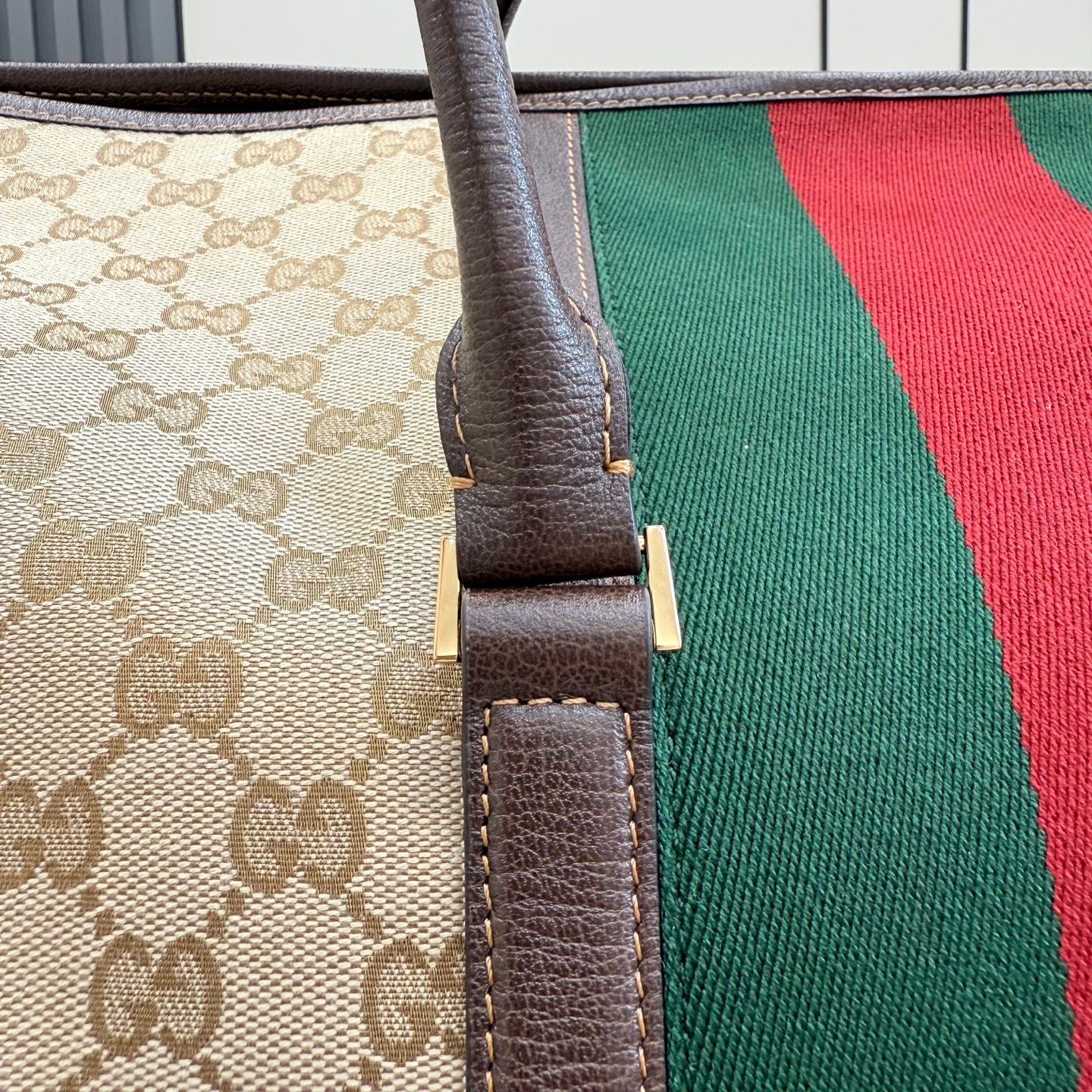 配全套原厂专柜礼品袋包装 Generation Gucci系列深入探索品牌典藏元素，将不同年代的设计融合成一种美学叙事。GG涂层帆布搭配织带，为精致廓形增添品牌标识性元素，例如这款旅行包，提升日常使用体验。