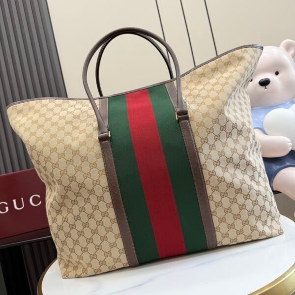 配全套原厂专柜礼品袋包装 Generation Gucci系列深入探索品牌典藏元素，将不同年代的设计融合成一种美学叙事。GG涂层帆布搭配织带，为精致廓形增添品牌标识性元素，例如这款旅行包，提升日常使用体验。