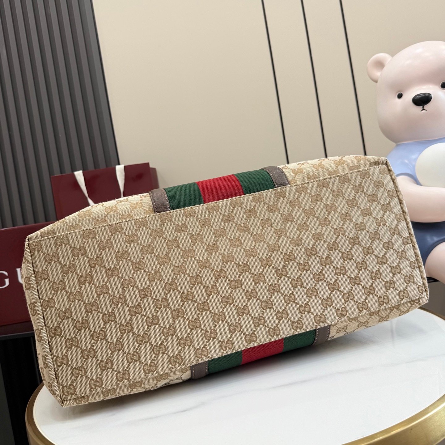 配全套原厂专柜礼品袋包装 Generation Gucci系列深入探索品牌典藏元素，将不同年代的设计融合成一种美学叙事。GG涂层帆布搭配织带，为精致廓形增添品牌标识性元素，例如这款旅行包，提升日常使用体验。